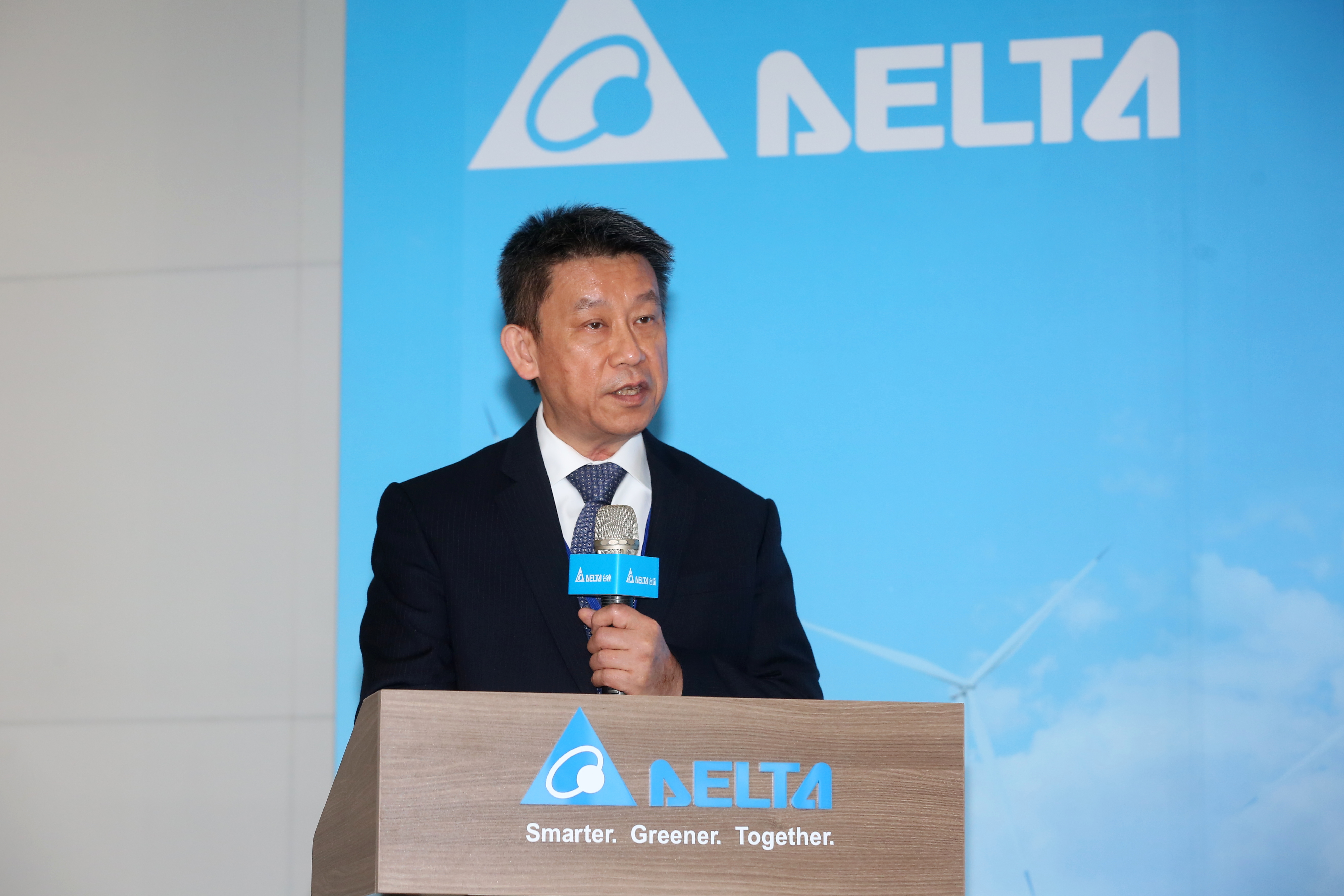 台達電成立國內第一座百萬瓦級的水電解製氫與氫燃料電池測試平台。（圖為台達電董事長鄭平）