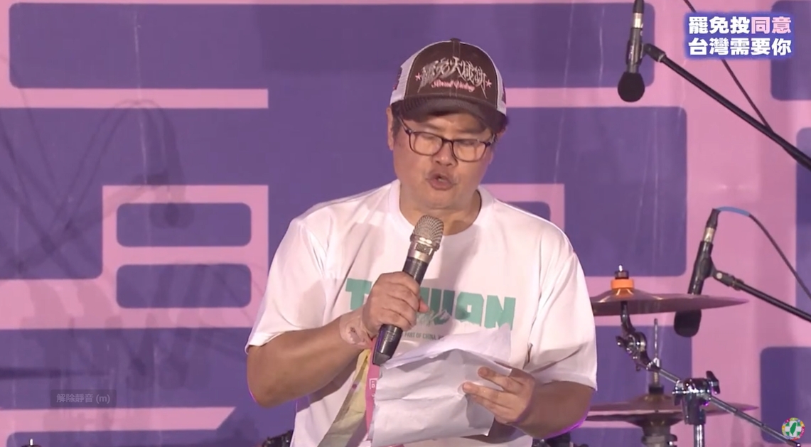 陳世杰呼籲所有人一起在726、823告訴世界，「手牽手的台灣人就是我們的護國神山。」（翻攝自YouTube@民主進步黨）
