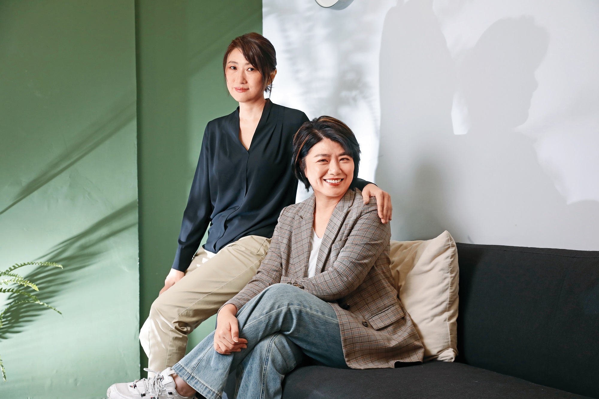 編導嚴藝文（右）攜手監製暨製作人丁長鈺（左）打造《影后》，並首次獨立執導。