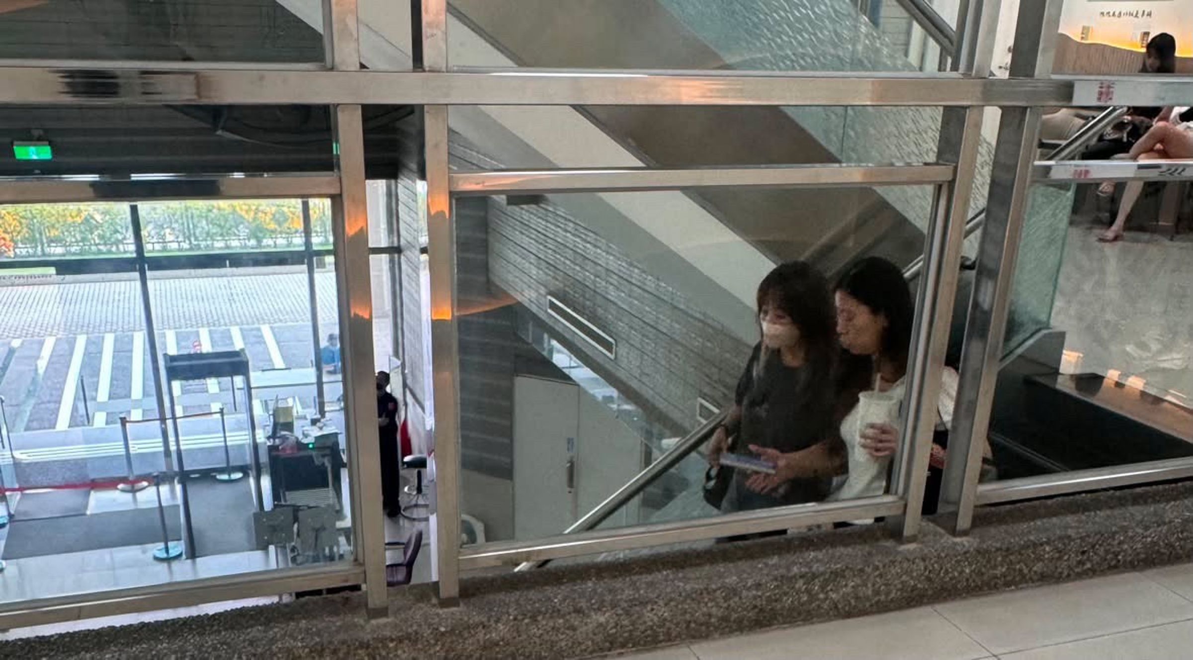 吳淑敏和友人日前現身高雄家事少年法院調解庭。讀者提供