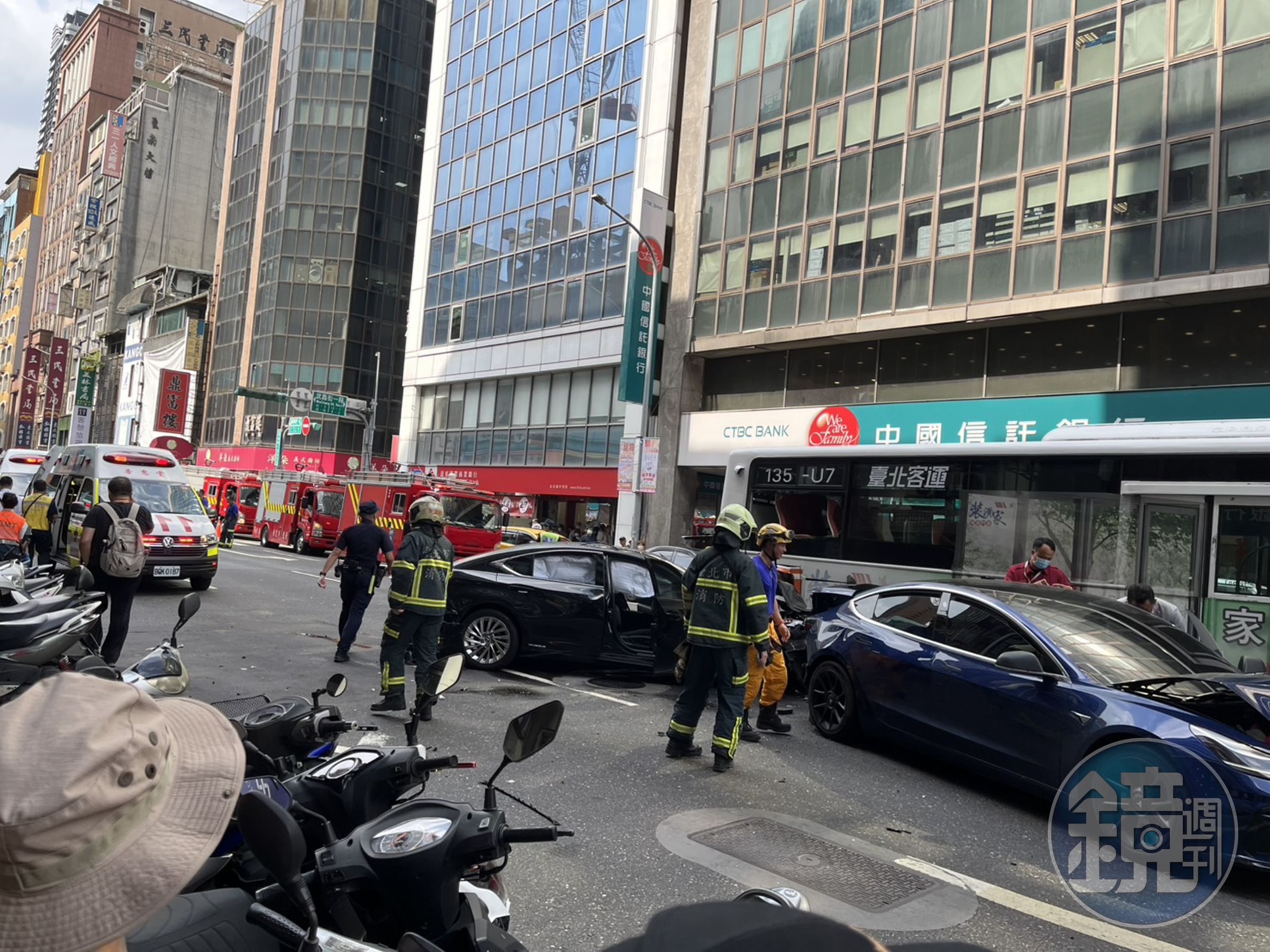 台北市中正區重慶南路一段與衡陽路口今天發生衝撞車禍,一輛黑色轎車衝撞多輛汽車。