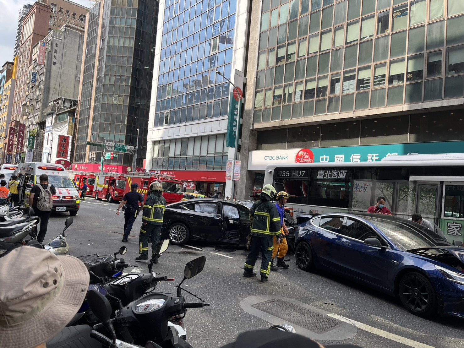 台北市中正區重慶南路一段與衡陽路口今天發生衝撞車禍，一輛黑色轎車衝撞多輛汽車。