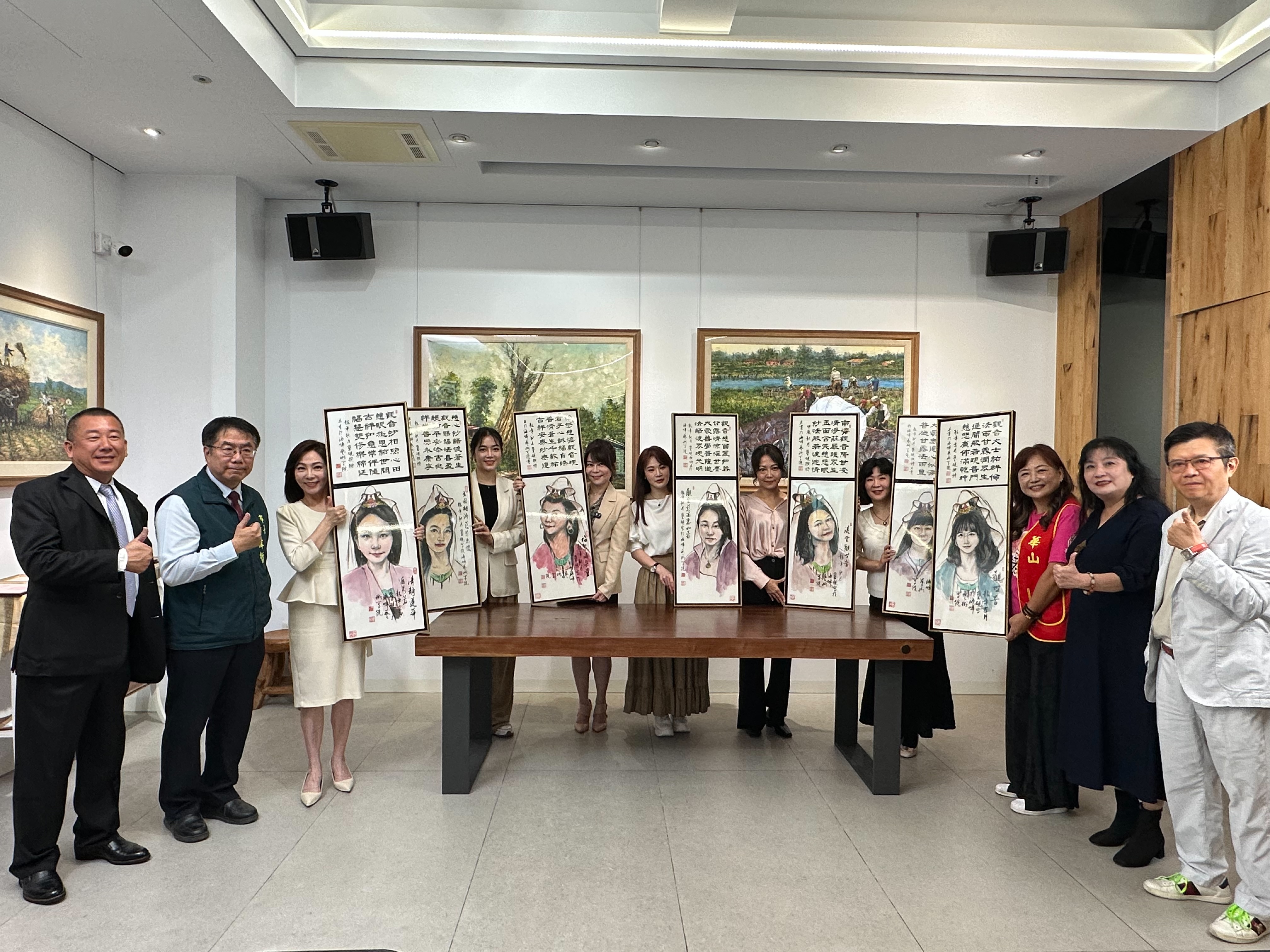 電視台主播錢怡君、譚伊倫、劉方慈、林靖芬及資深媒體人詹凌瑀、王皖佳和台語歌手麗蓉赴台南義賣觀音畫作。（台南市府提供）