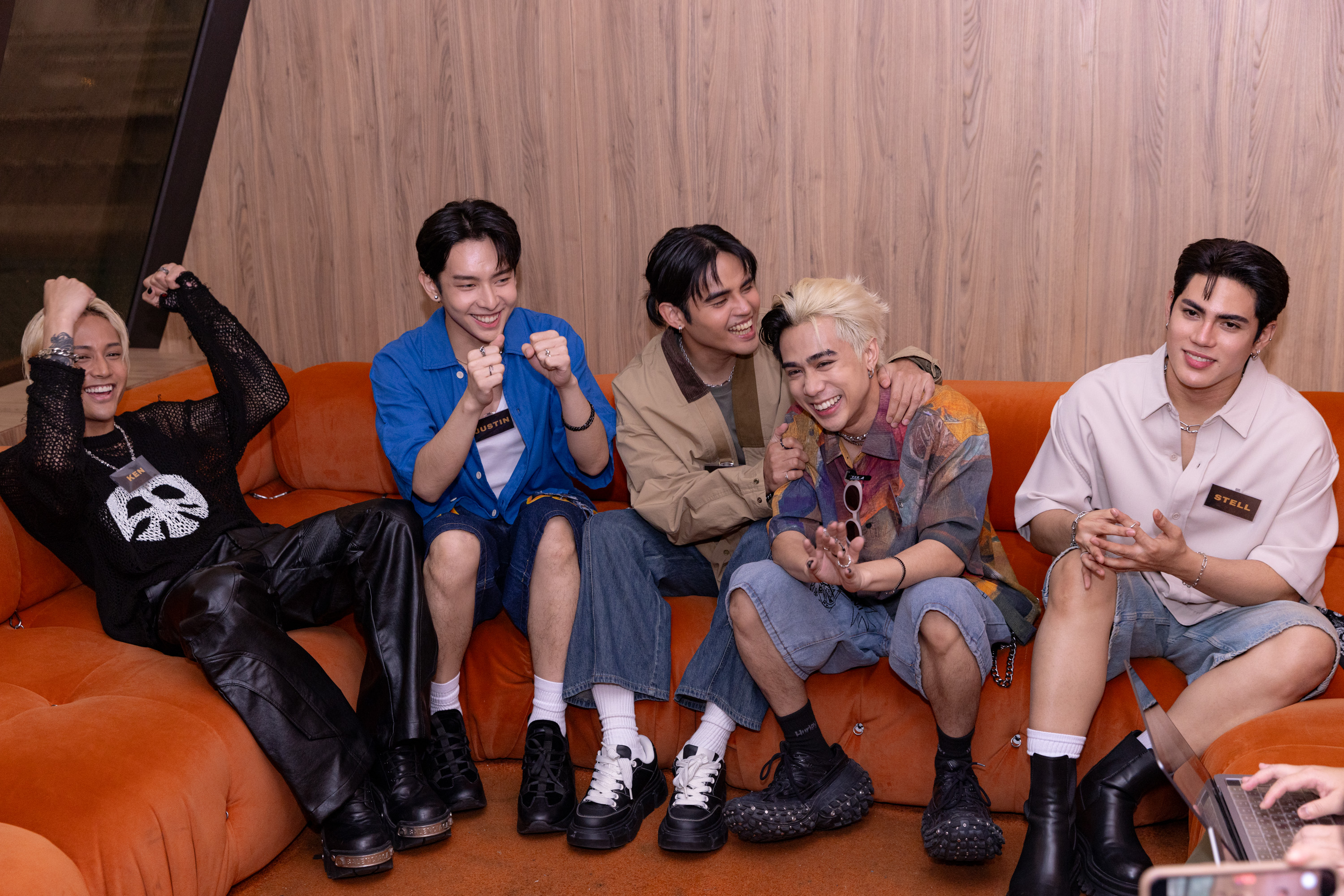 菲律賓男團SB19受訪大爆料，Josh（右二）經常表演太嗨就會脫衣服，現場遭起鬨「脫掉！脫掉！」（索尼音樂提供）