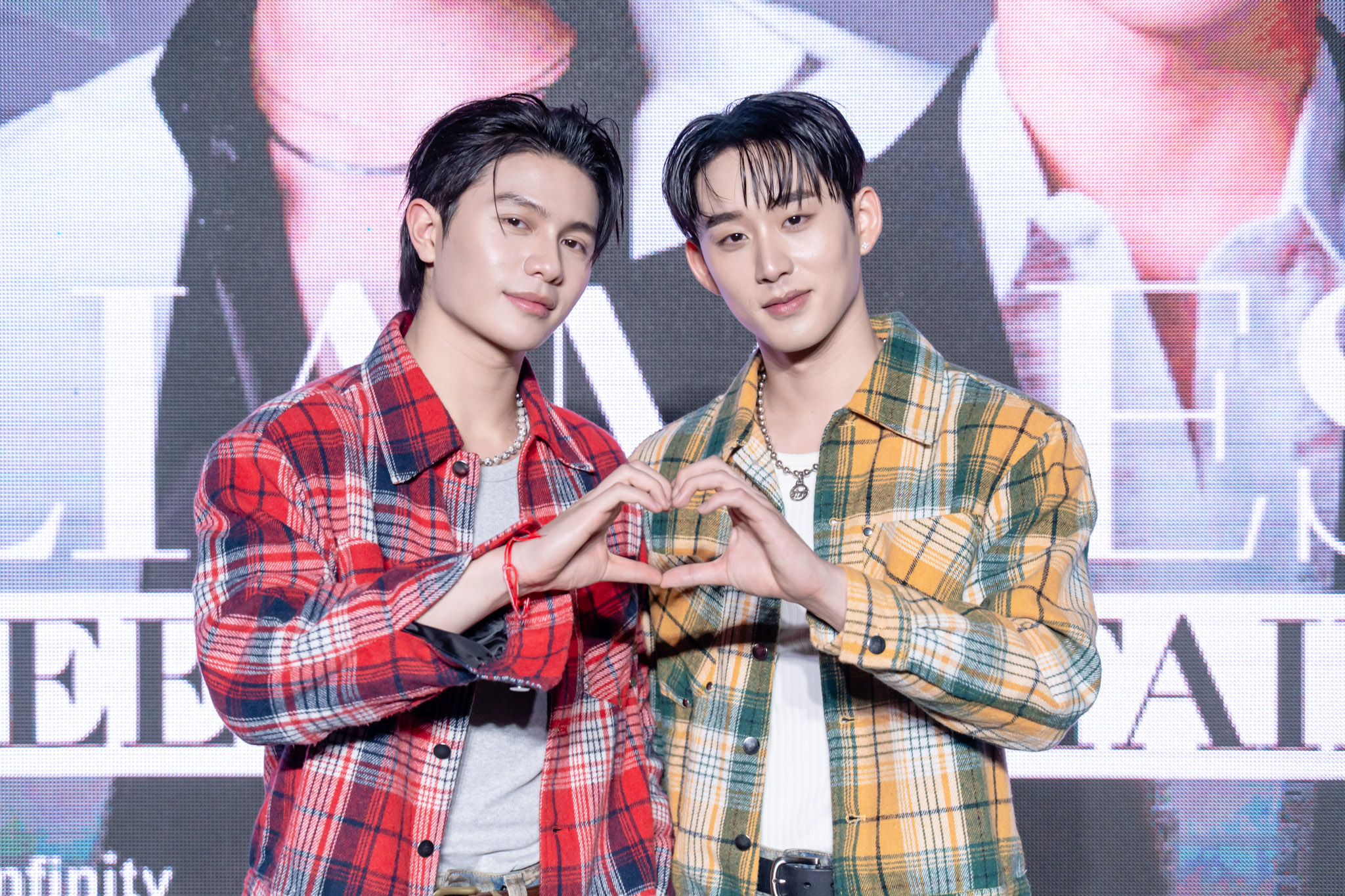 泰BL CP William（左）與Est昨（20日）接受媒體訪問，Est笑說William游泳時衝刺的拼勁「很可愛」。（無限娛樂提供）