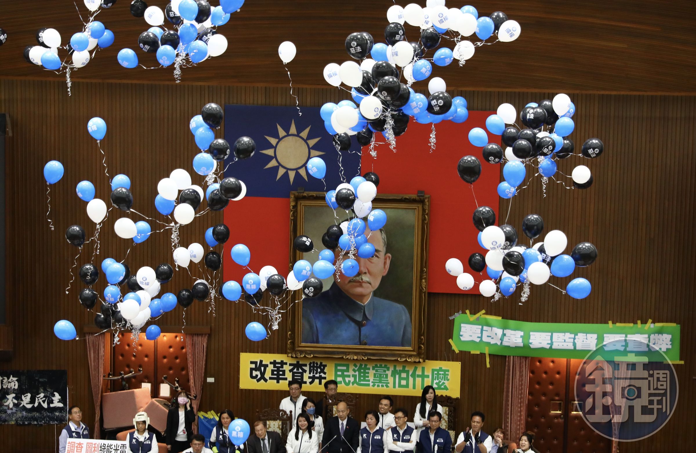 綠委們在韓國瑜入場後放開氣球,讓氣球飄上立院天花板。
