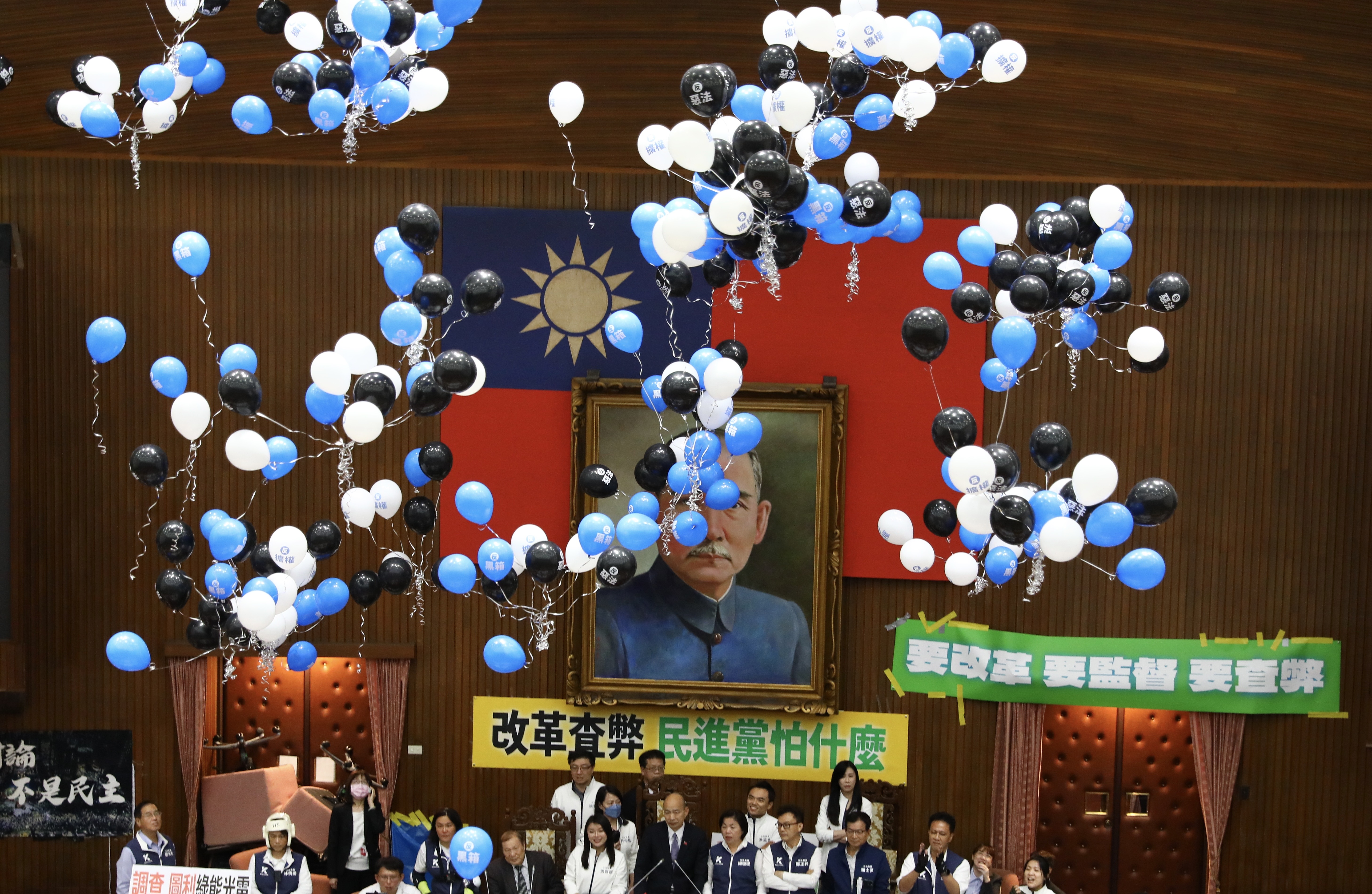 綠委們在韓國瑜入場後放開氣球,讓氣球飄上立院天花板。