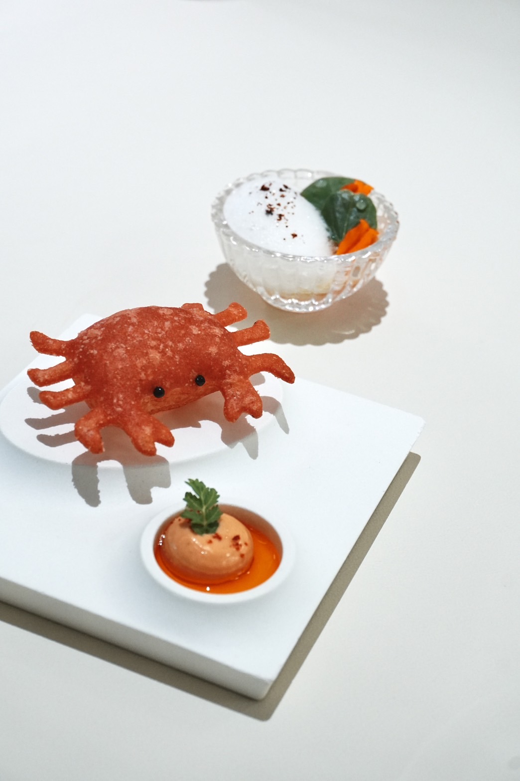 類似印度小吃Pani Puri的「酸辣秋蟹脆餅」，讓「A」的經典螃蟹脆餅換上火紅秋天新裝。