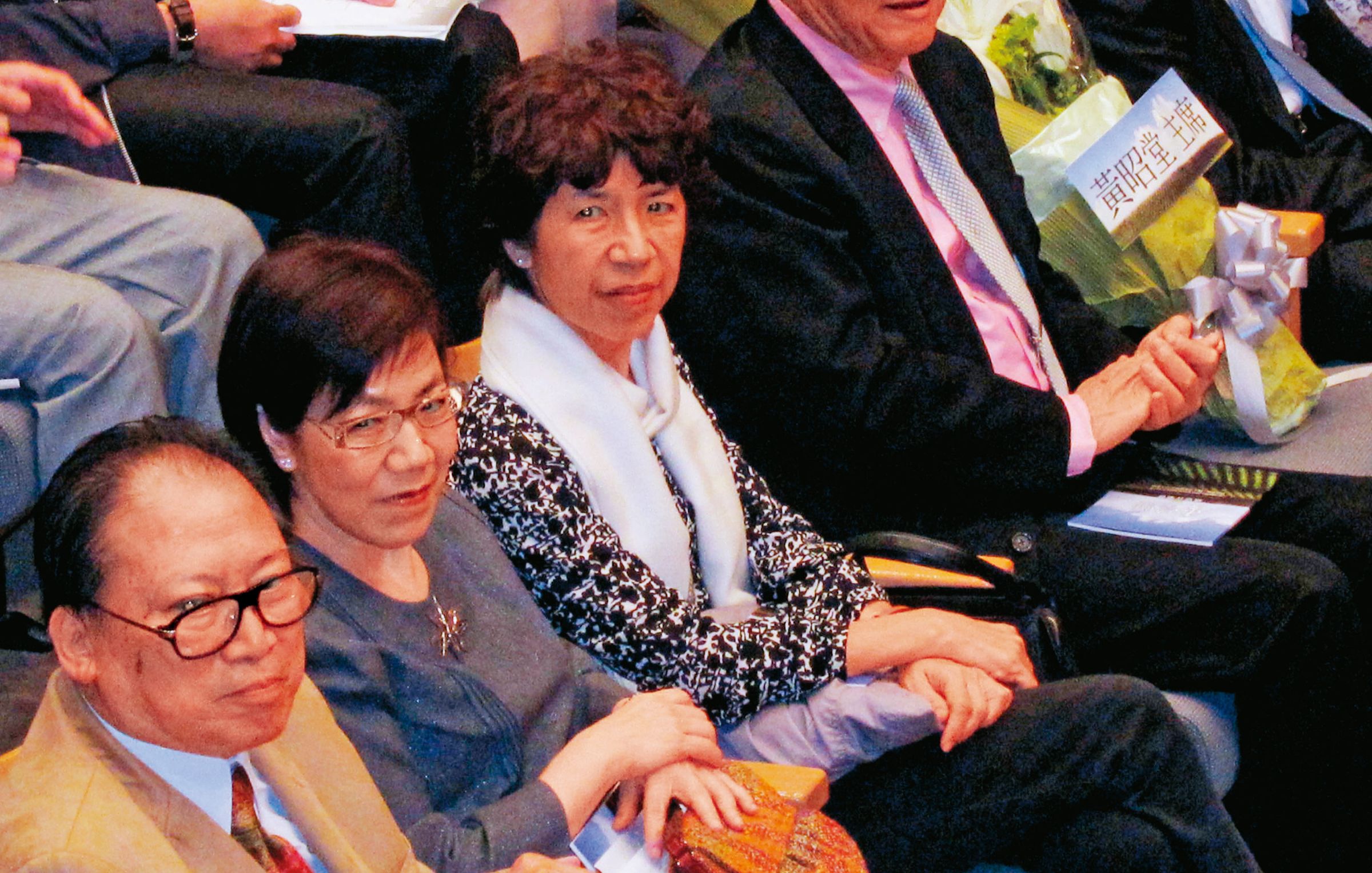 李安妮(中)拉李安娜(右)加入投資,買進CCAM、CCIB、CCCL、K&K等金融商品,損失金額驚人。(中央社)