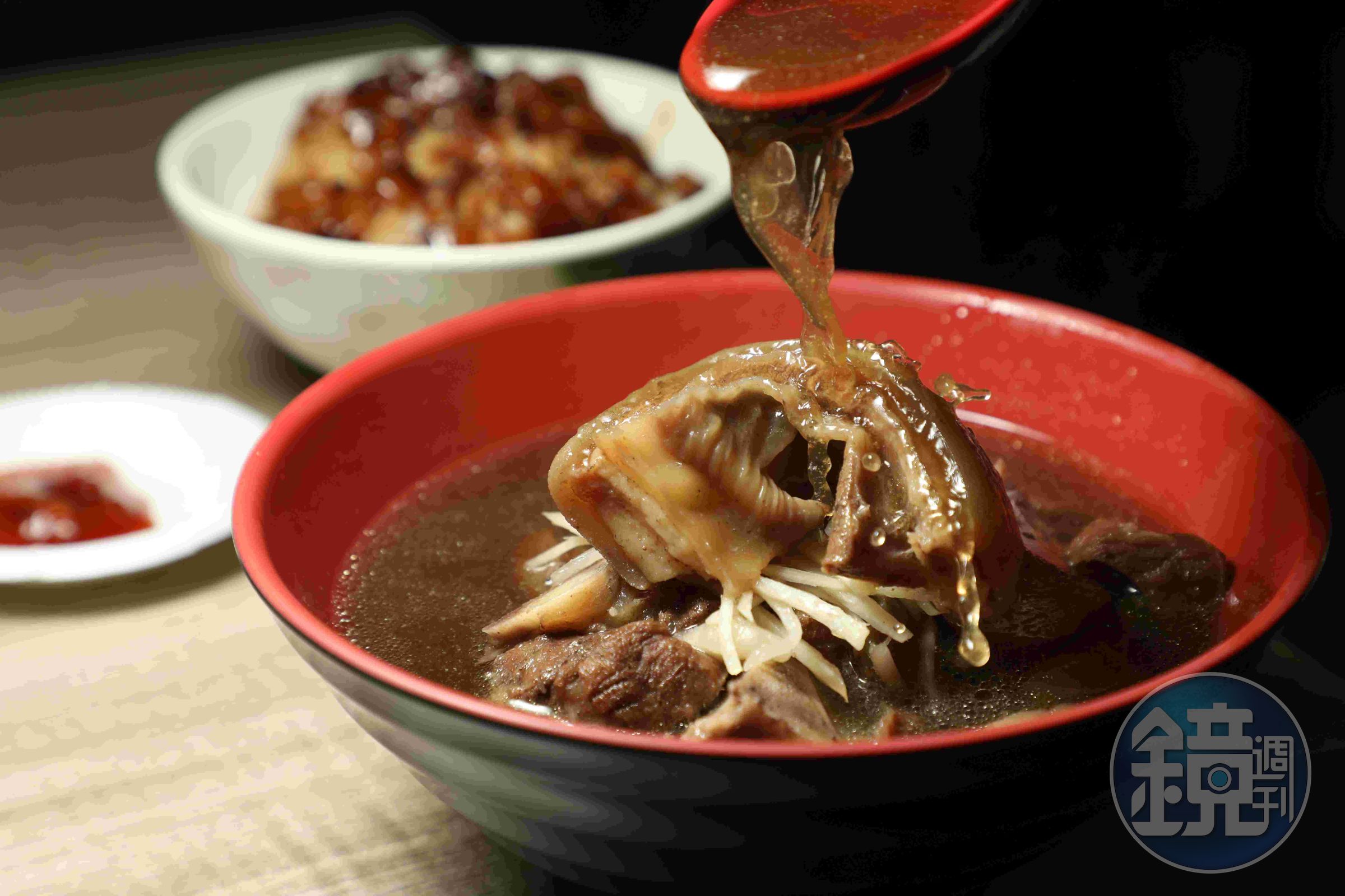「帶皮羊肉湯」的湯頭用當歸、川芎等多種中藥材搭配大骨慢熬而成，喝起來溫潤甘甜，但不會濃到壓過羊肉本味。（180元／份）