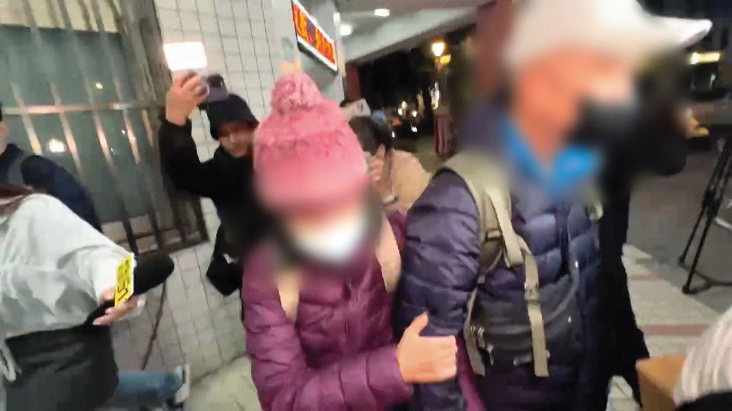 案發後，張文的父母被警方帶回偵訊，面對媒體不發一語。（鏡新聞提供）