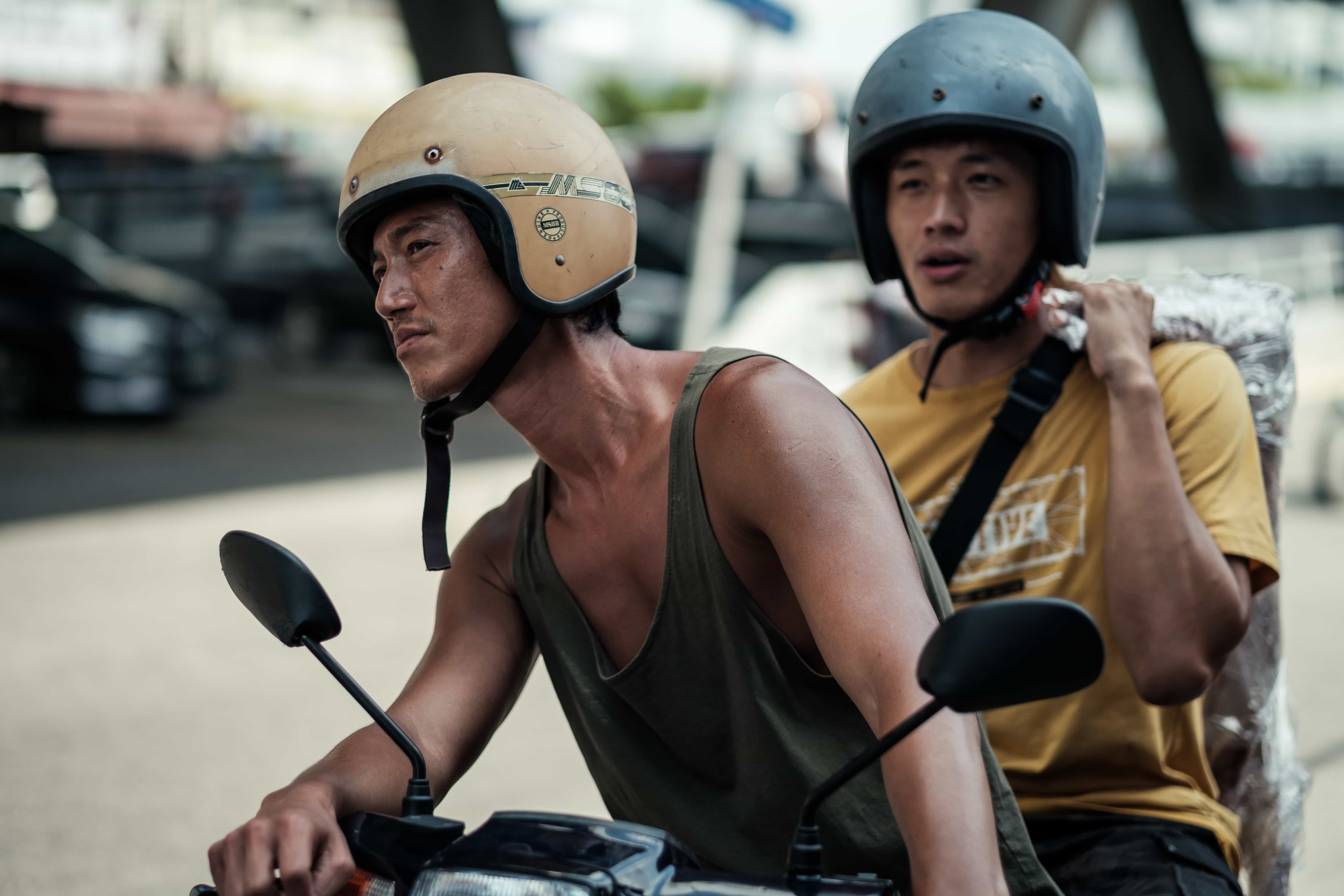 吳慷仁與陳澤耀在《富都青年》扮演一對貧苦兄弟，陳澤耀（右）每次與吳慷仁（左）對戲都備感壓力。（甲上娛樂提供）