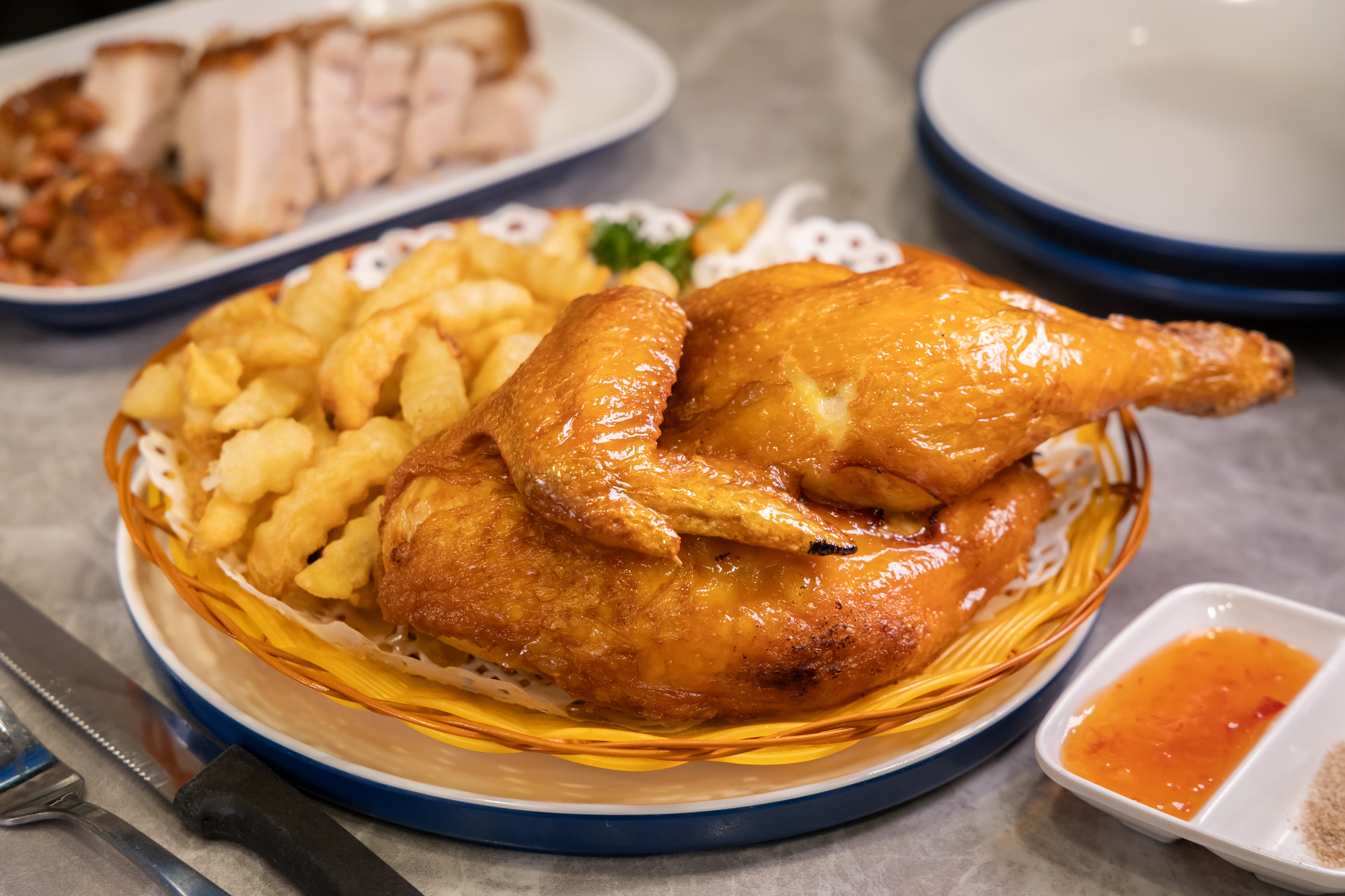 「薔紅特色茶餐廳」的招牌「脆皮燒春雞」，因用竹籃裝著半雞，老客人簡稱它為「雞籃」。（88元／份）