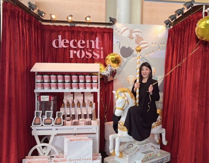 楊家瑋勤跑醫學會議,將展場妝點得很活潑、有趣,讓醫生想要親近。(楊家瑋提供)