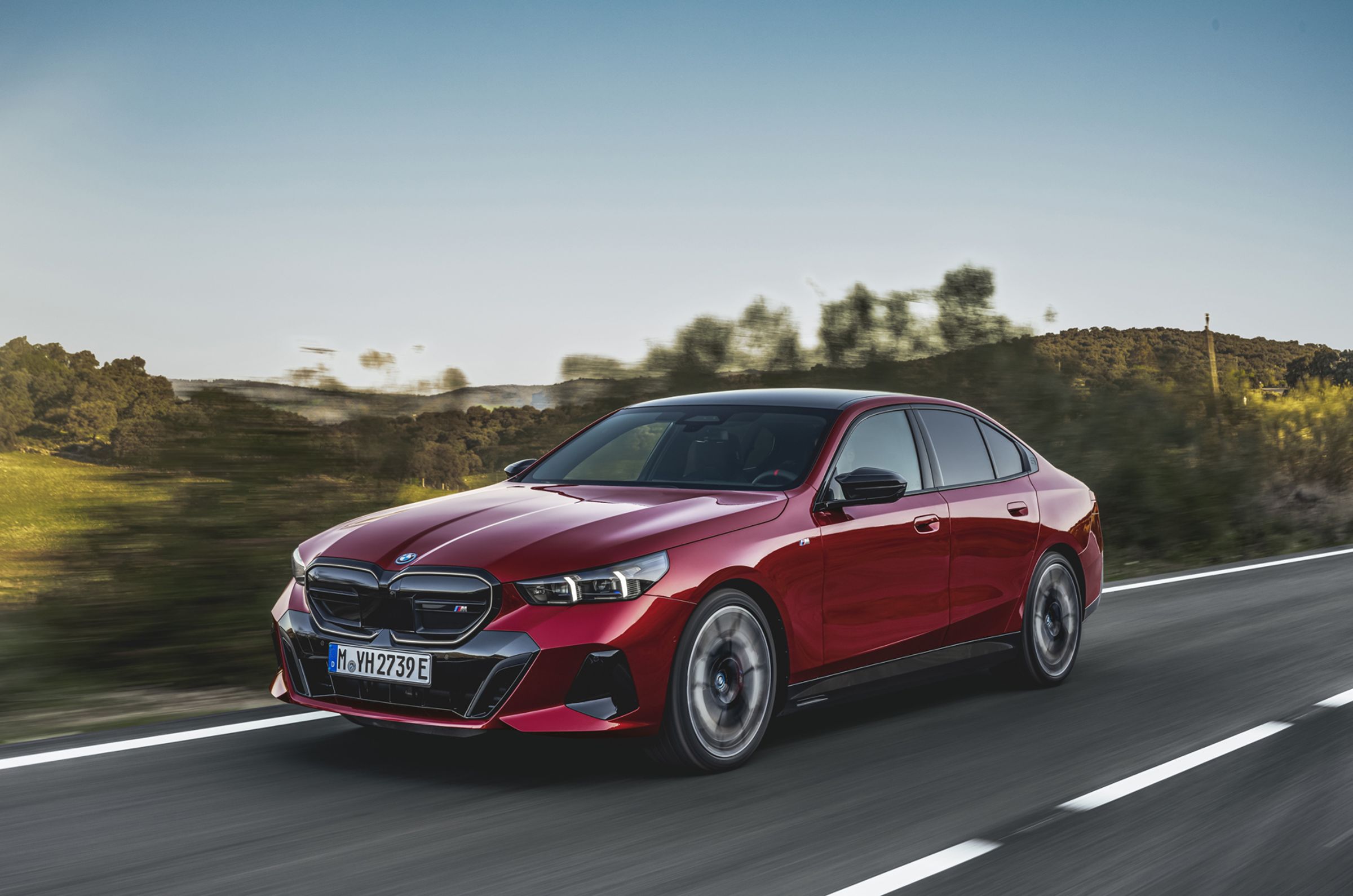 擁有高達601hp、83.6kgm的強悍動力，BMW i5 M60 xDrive的零百加速僅需3.8秒，媲美一眾燃油超跑。