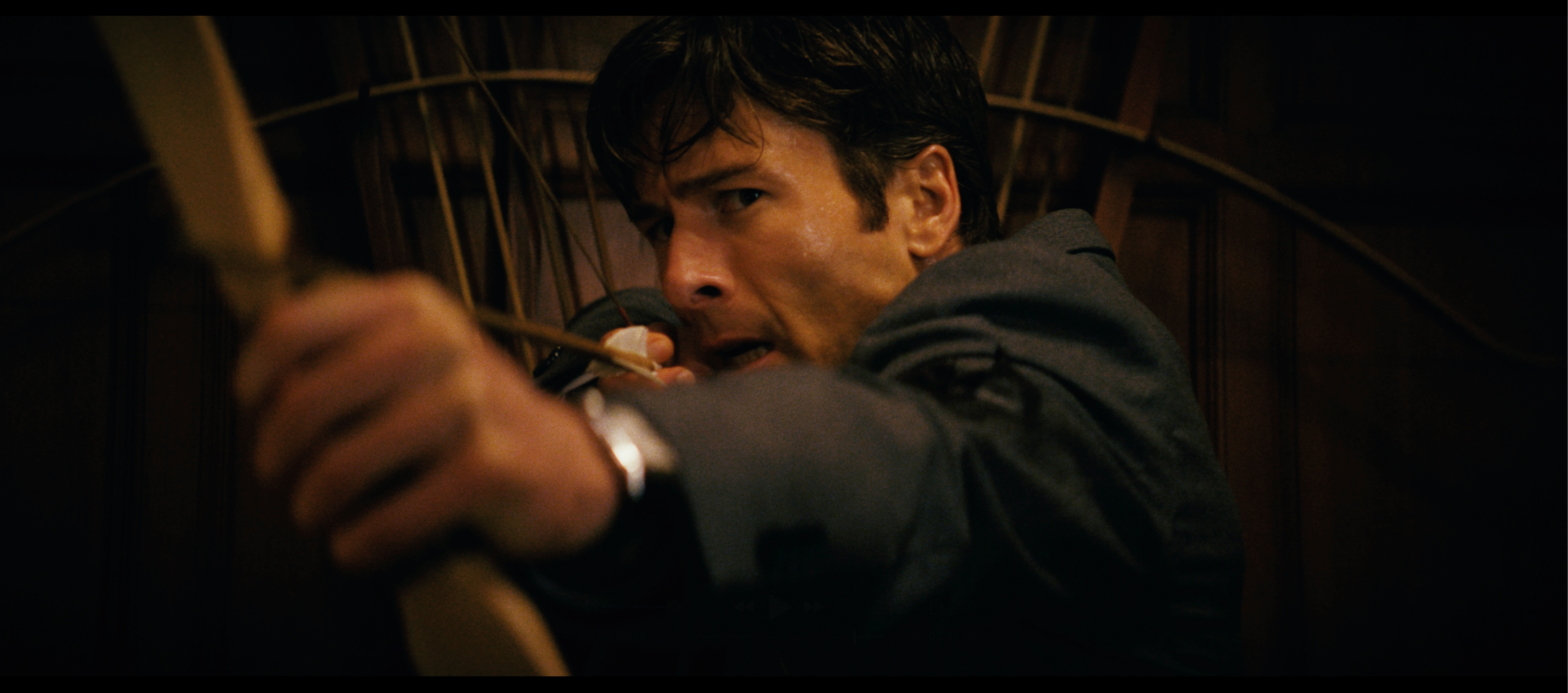 葛倫鮑威爾片中為奪回280億元遺產,不惜除掉7位具有遺產繼承權的家族親戚,實現藍領的逆襲。(CATCHPLAY提供)