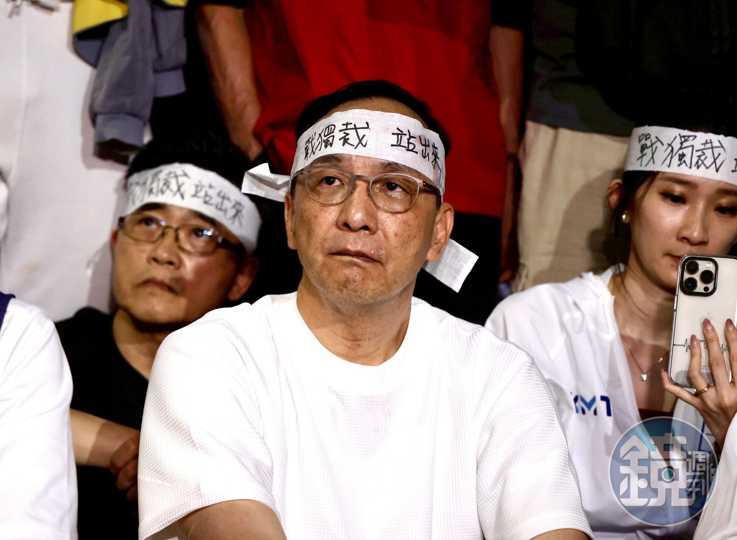 朱立倫昨晚率眾到台北地檢署外集結，怒嗆「賴清德下台」，更預告下週六將號召民眾上凱道抗議並罷免獨裁者賴清德。