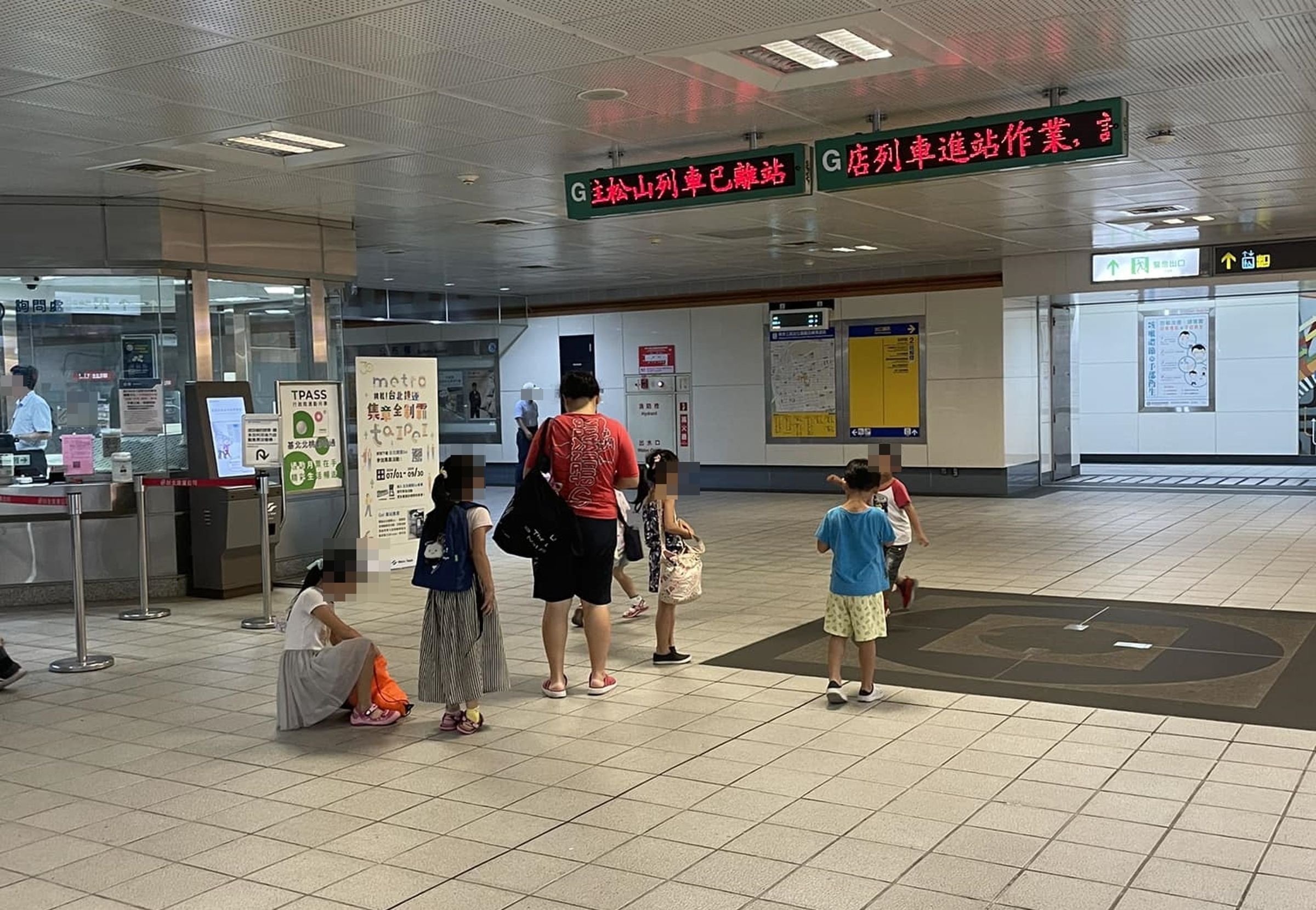 有網友在捷運站時,發現一位阿嬤「1打6」照顧小孩,引起網路熱議。(翻攝自路上觀察學院)