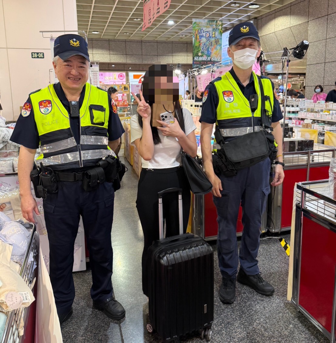 警方回溯女子行經路線，順利於板橋站尋回行李箱。警方提供