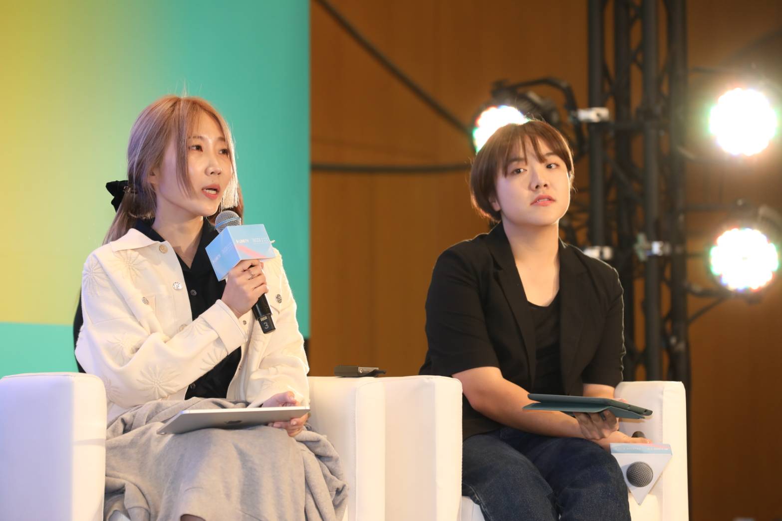 BL劇《語意錯誤》導演金率挺(右)與企劃製作人李賀恩(左)來台舉行講座。