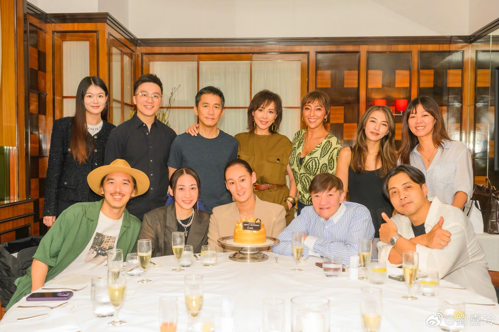 梁朝偉夫妻幫Lisa慶生,劉嘉玲的帥姪子(後排左二)和女朋友也現身。(翻攝劉嘉玲微博)