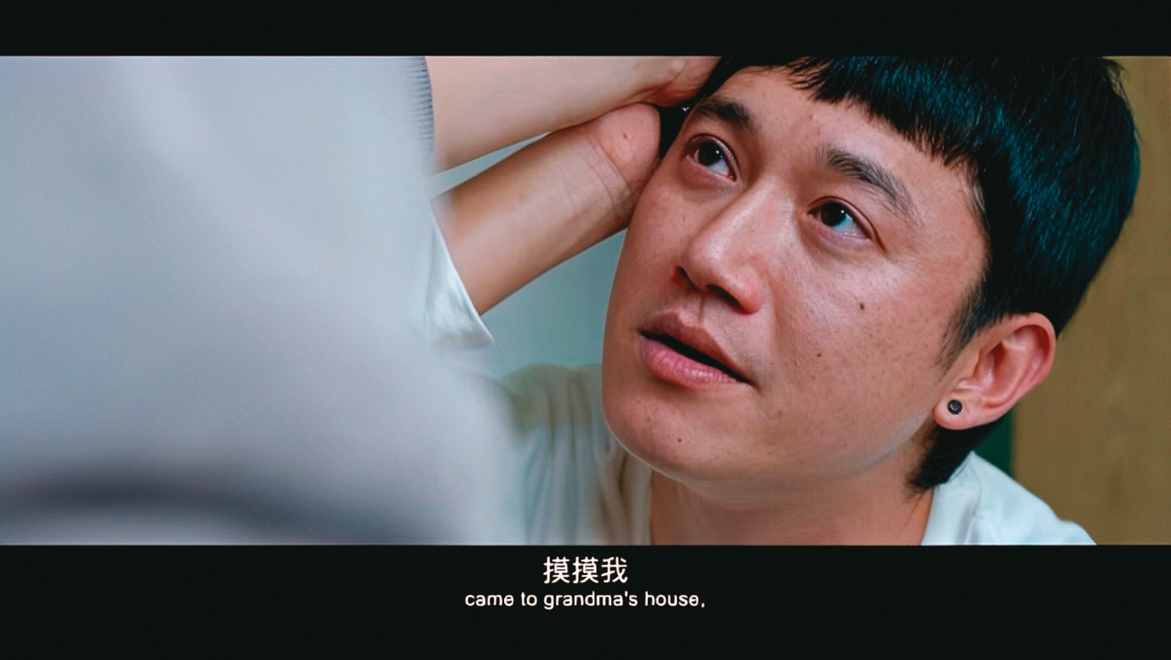 當吳慷仁說《破浪男女》是他最大尺度時…No!《我沒有談的那場戀愛》這個才是,㊣鄉民尺寸…的手臂。(翻攝自華納兄弟台灣粉絲俱樂部YouTube)