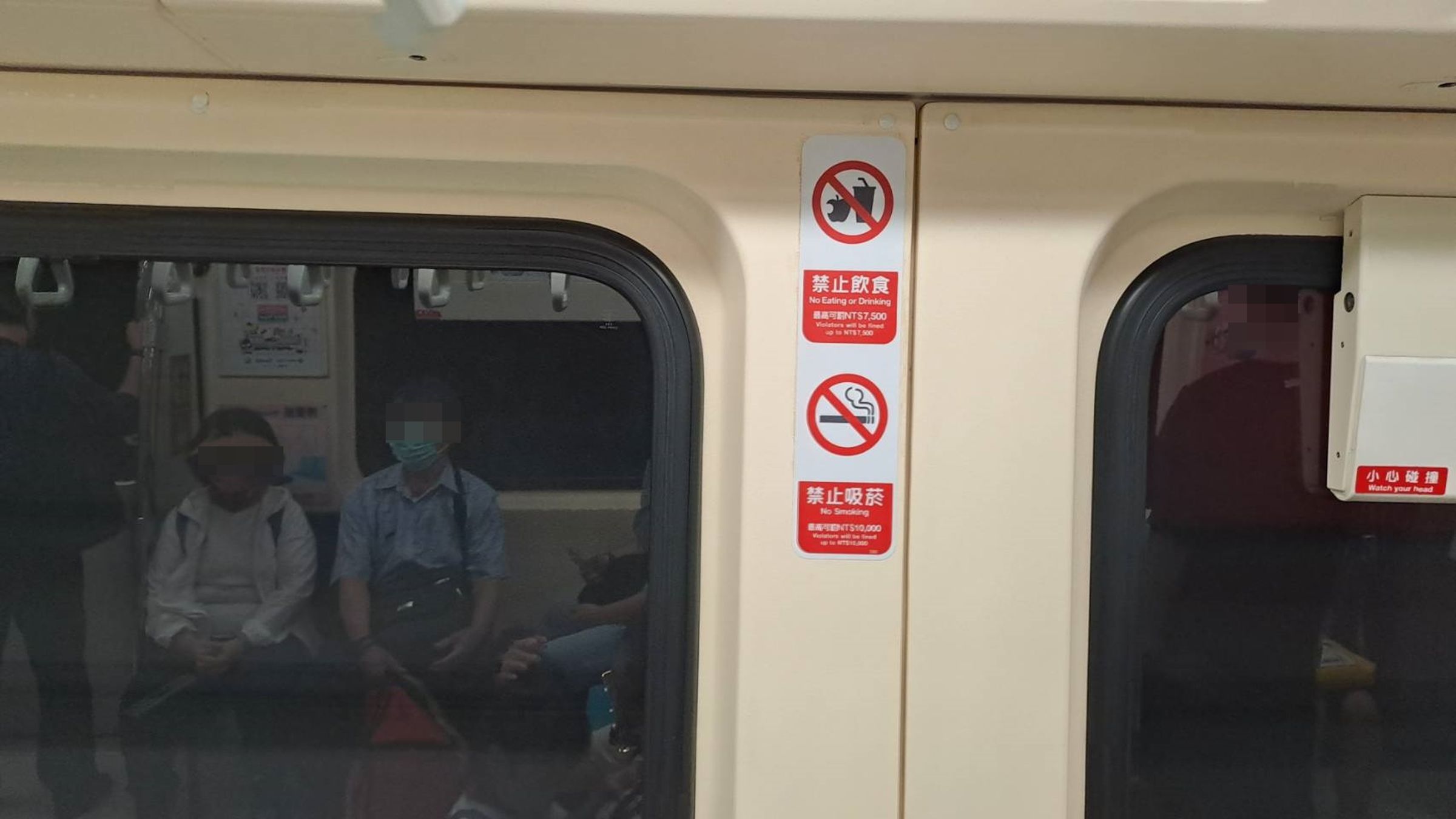 北捷在各出入口明顯處及車廂內，均有張貼彩色圖文禁菸指標。示意圖，非當事人。（北捷提供）