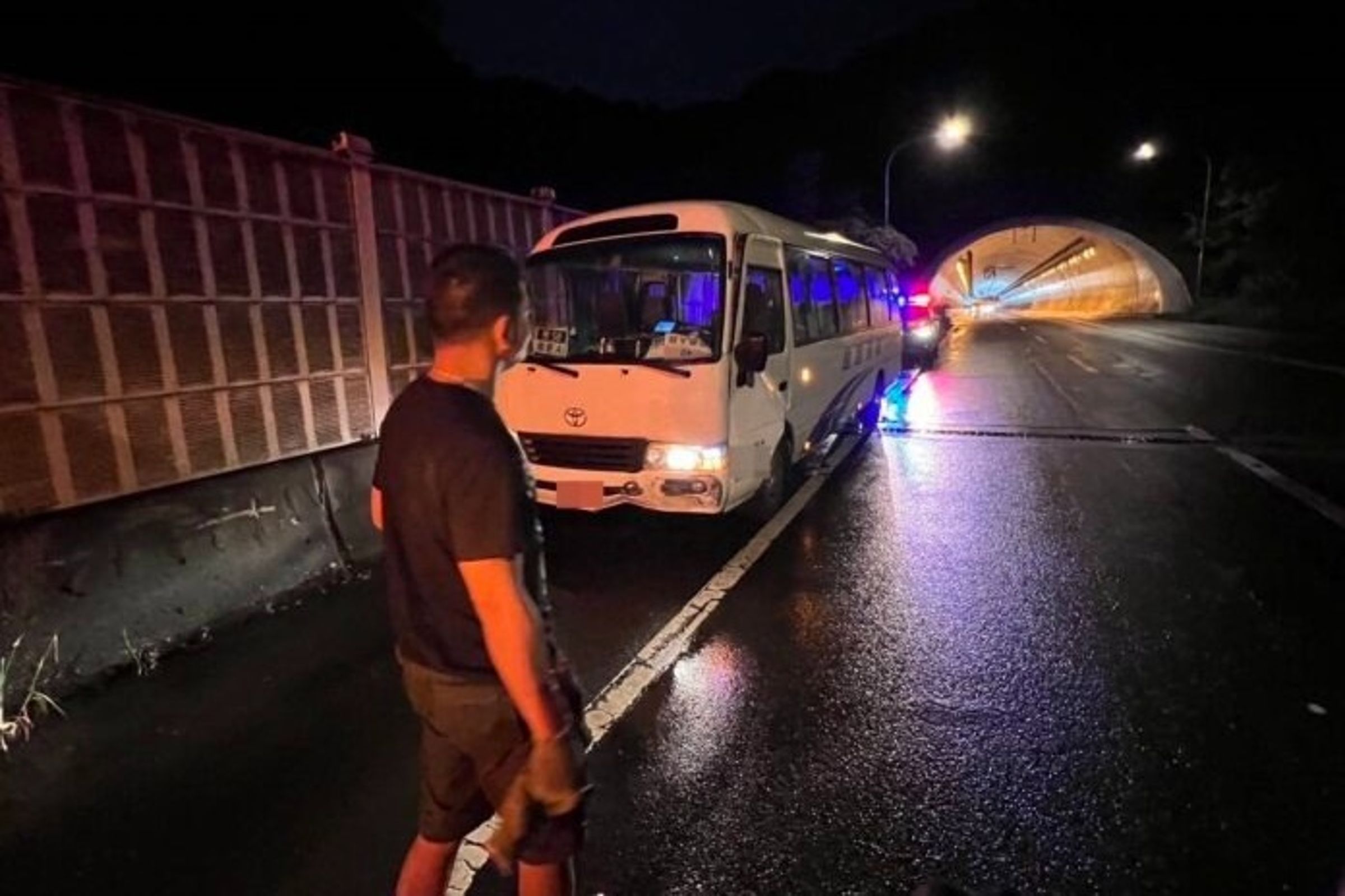 康橋國際學校校車昨晚再度於文山隧道打滑自撞,新北教育局嚴斥校方未積極改善學生交通接駁安全,最重不排除處以停招處分。(翻攝畫面)