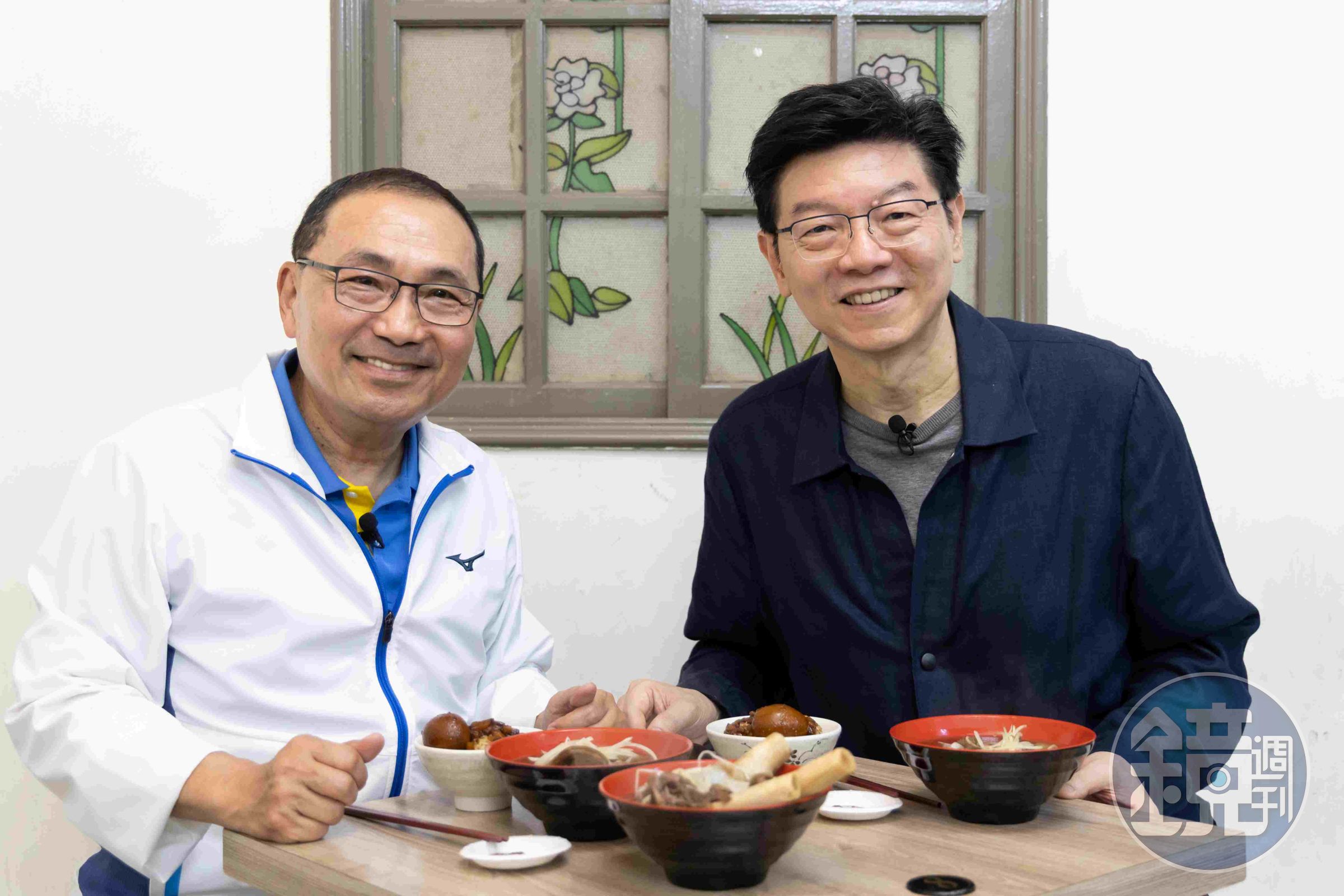 新北市長侯友宜（左）帶裴偉社長（右）來吃他喜歡的羊肉湯，還一起啃羊大骨。