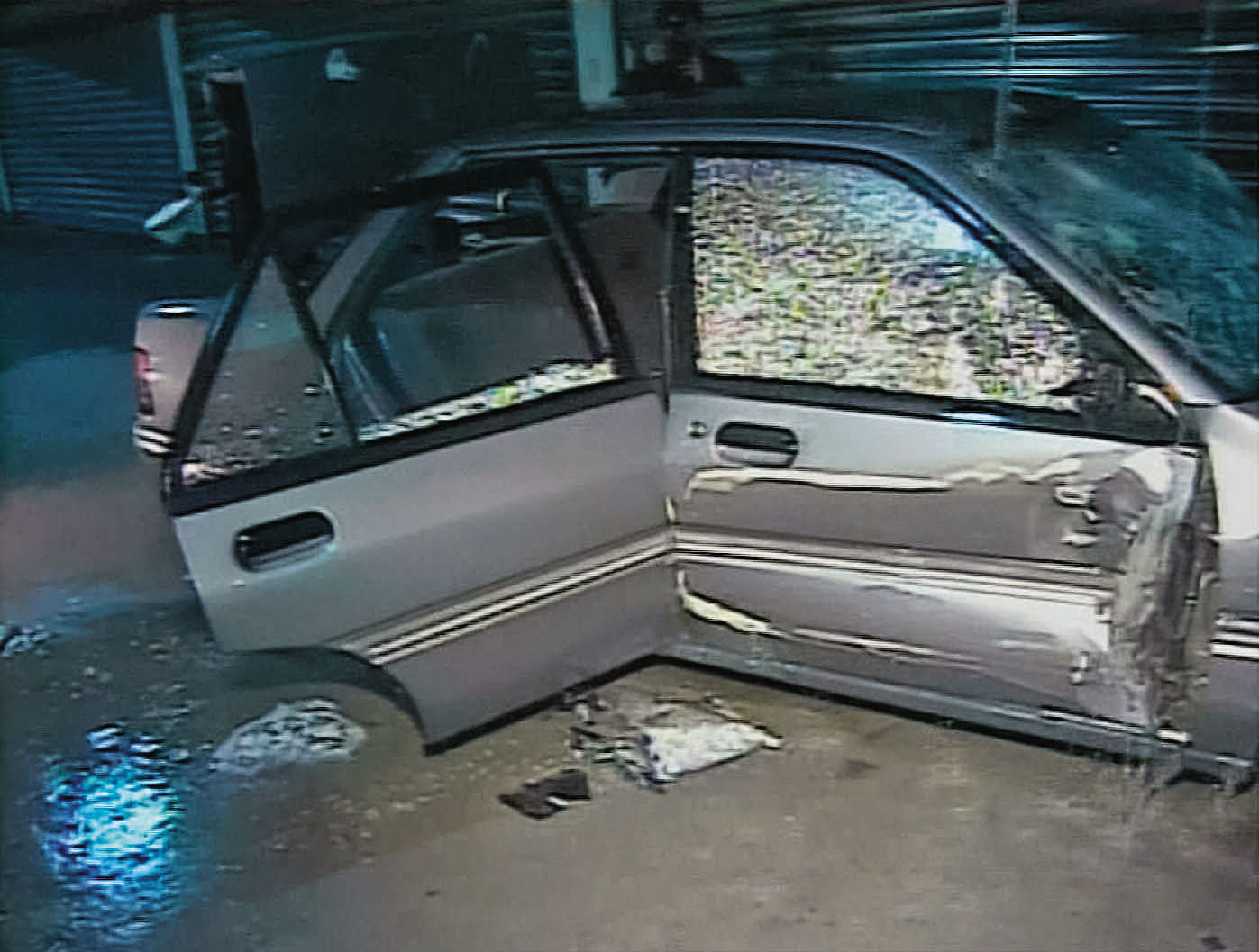藍元昌與黨羽開車衝撞警方,警方還擊,將車打成馬蜂窩。(東森新聞提供)