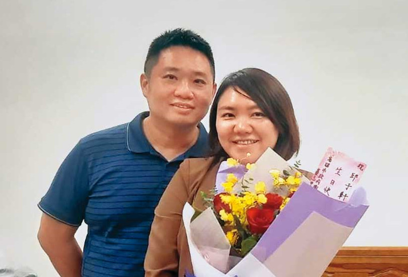 國民黨高雄市議員邱于軒（右）老公張簡正偉（左）開設的大發食材行，涉嫌將中國芝麻及越南香菇「貼標」洗產地遭檢偵辦。（翻攝邱于軒臉書）