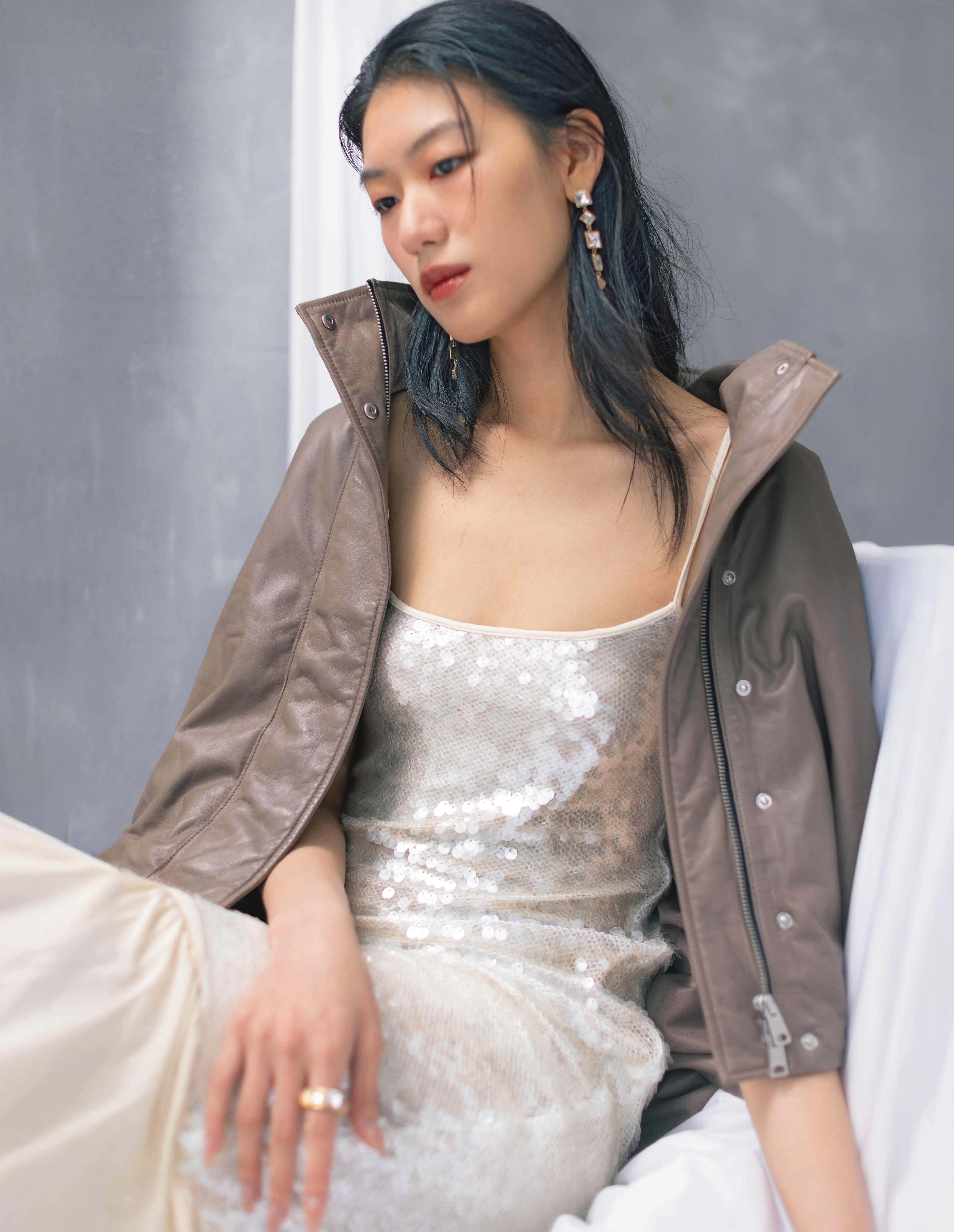 Ryder羊皮外套 NT$20,600 by ALLSAINTS／亮片長連身裙 價格店洽 by LONGCHAMP／ELORA DROP耳針 NT$5,900 by ALLSAINTS／ELORA造型戒指 NT$4,500 by ALLSAINTS