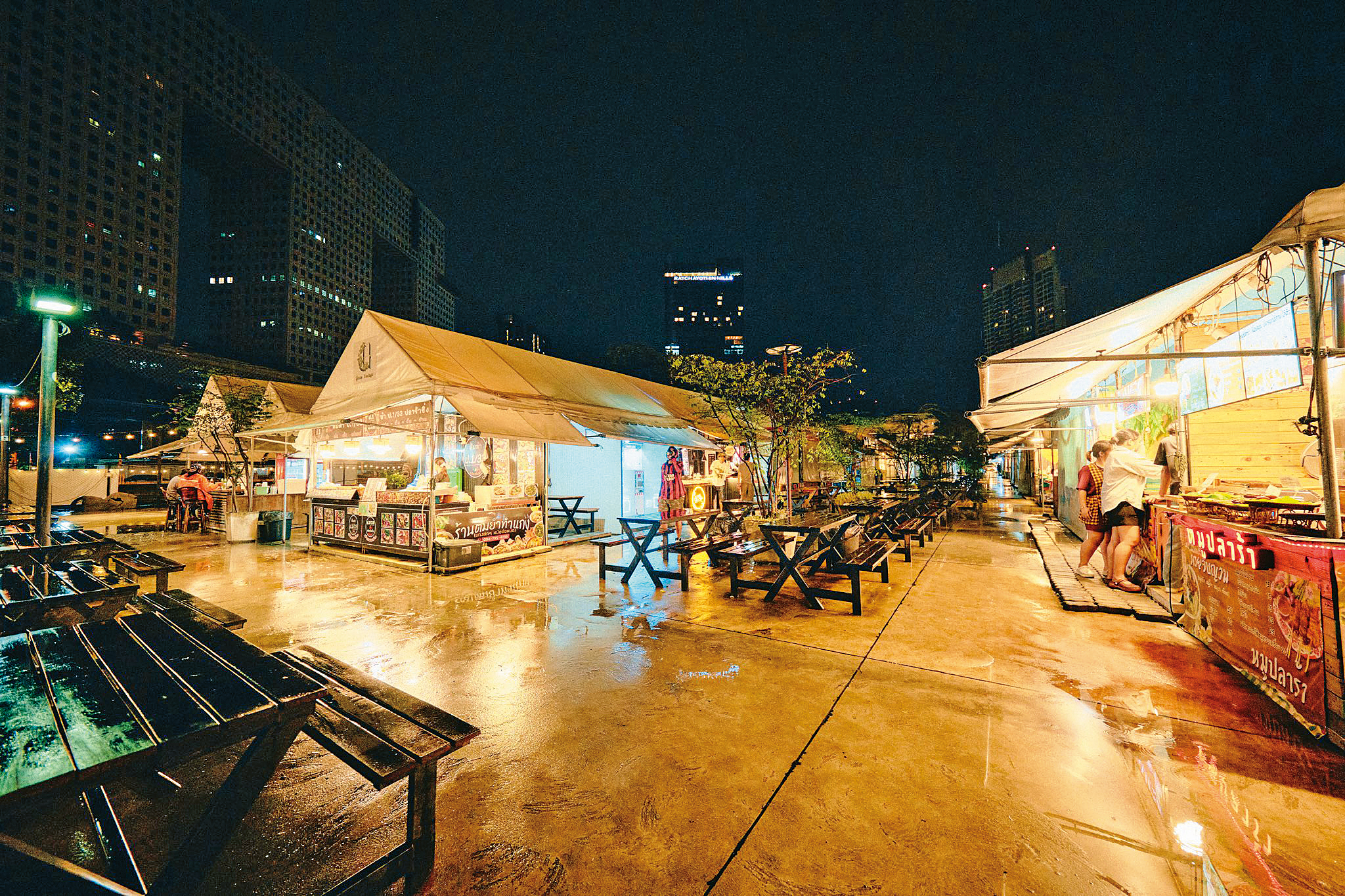 電影在泰國許多知名景點拍攝,包含觀光客熱愛的夜市也入鏡。(翻攝自《未完的情歌》IG)