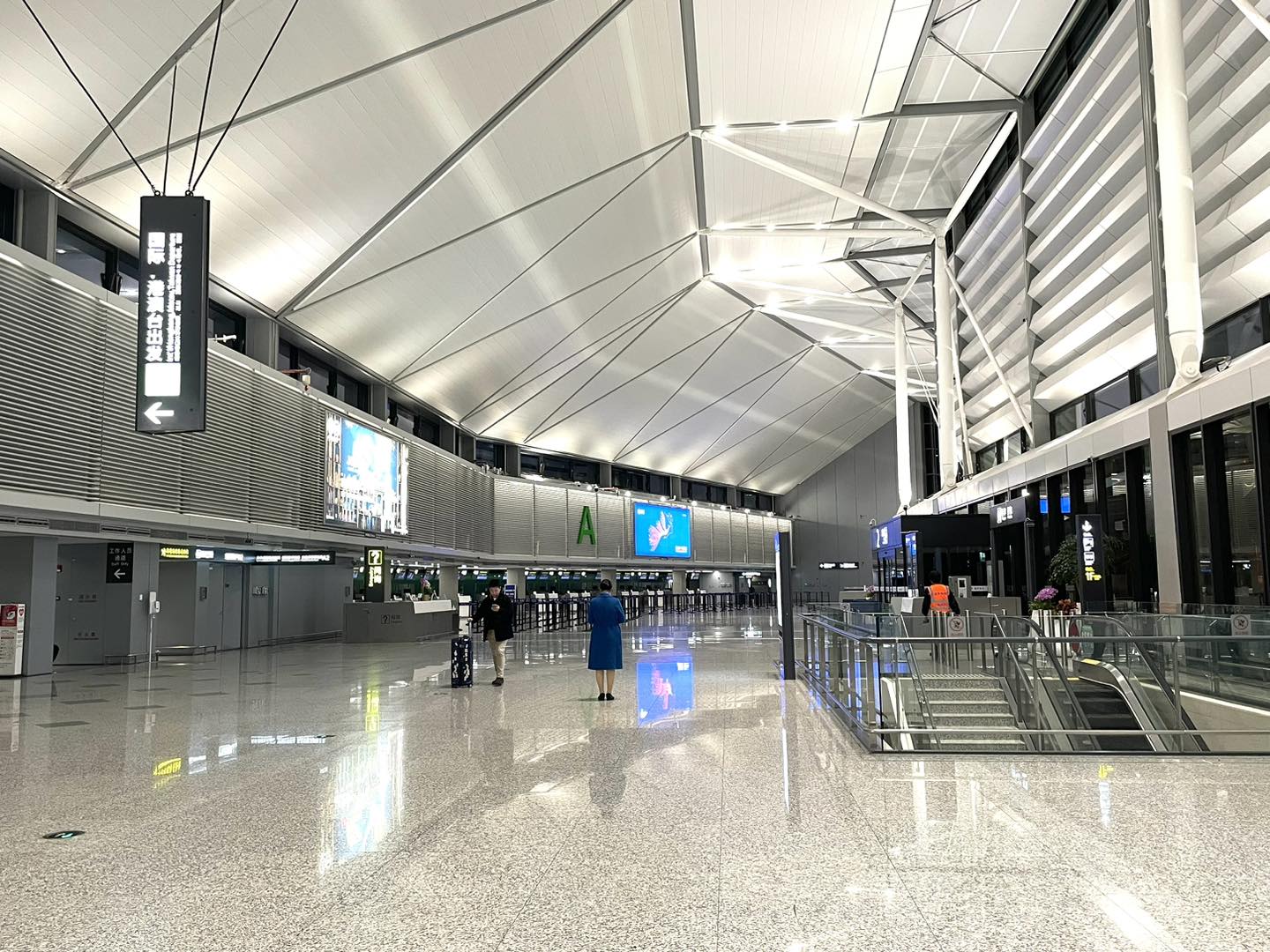 鄭丞傑抵達海虹橋機場第一航廈準備辦理登機,驚見機場內部空蕩蕩場景。(翻攝自鄭丞傑臉書)