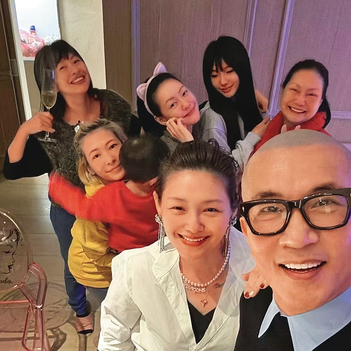 2024跨年,Makiyo(左二)到大S家聚會,也是她與大S(中)最後一次見面。(翻攝自小S徐熙娣臉書)