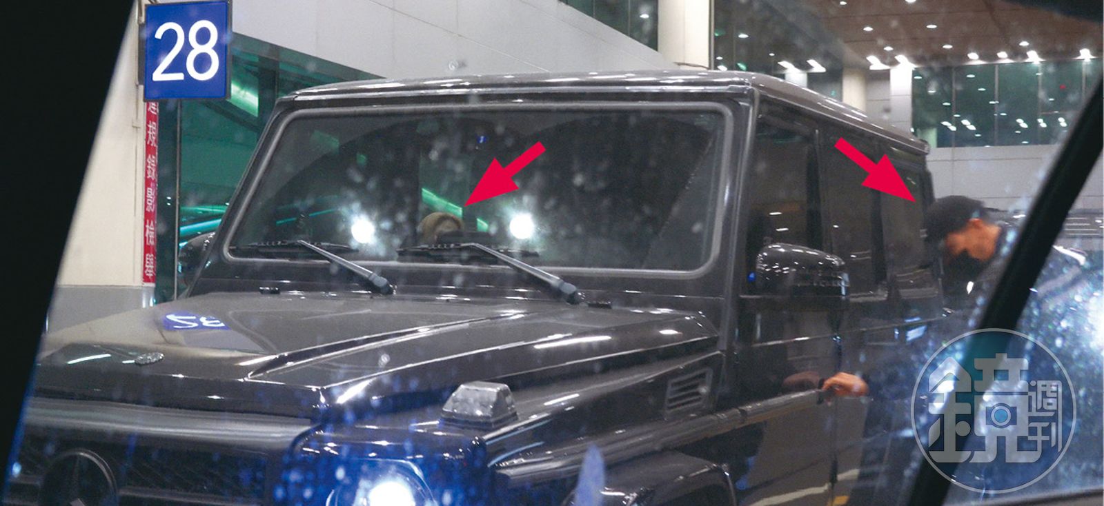 凱文（右）接送蔡瑞雪（左）的賓士G系列豪車被暱稱為「大G」，市價新台幣700萬元起跳，顯示出他的不凡身家