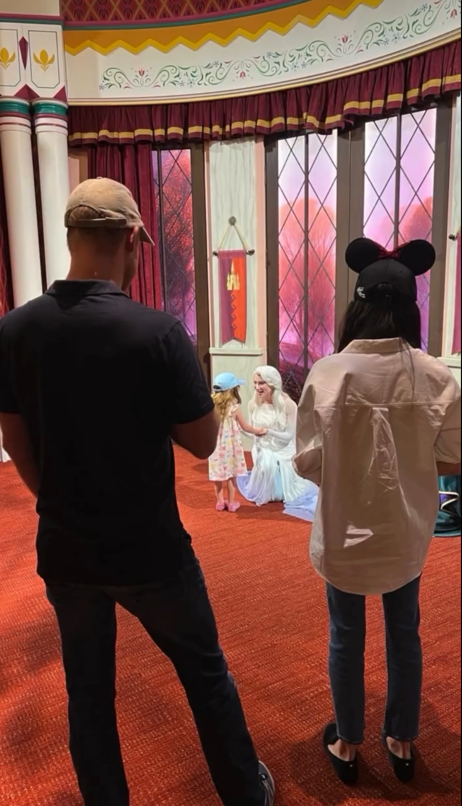 莉莉貝和艾莎公主見面，莉莉貝本身就是小公主。（翻攝meghan IG）