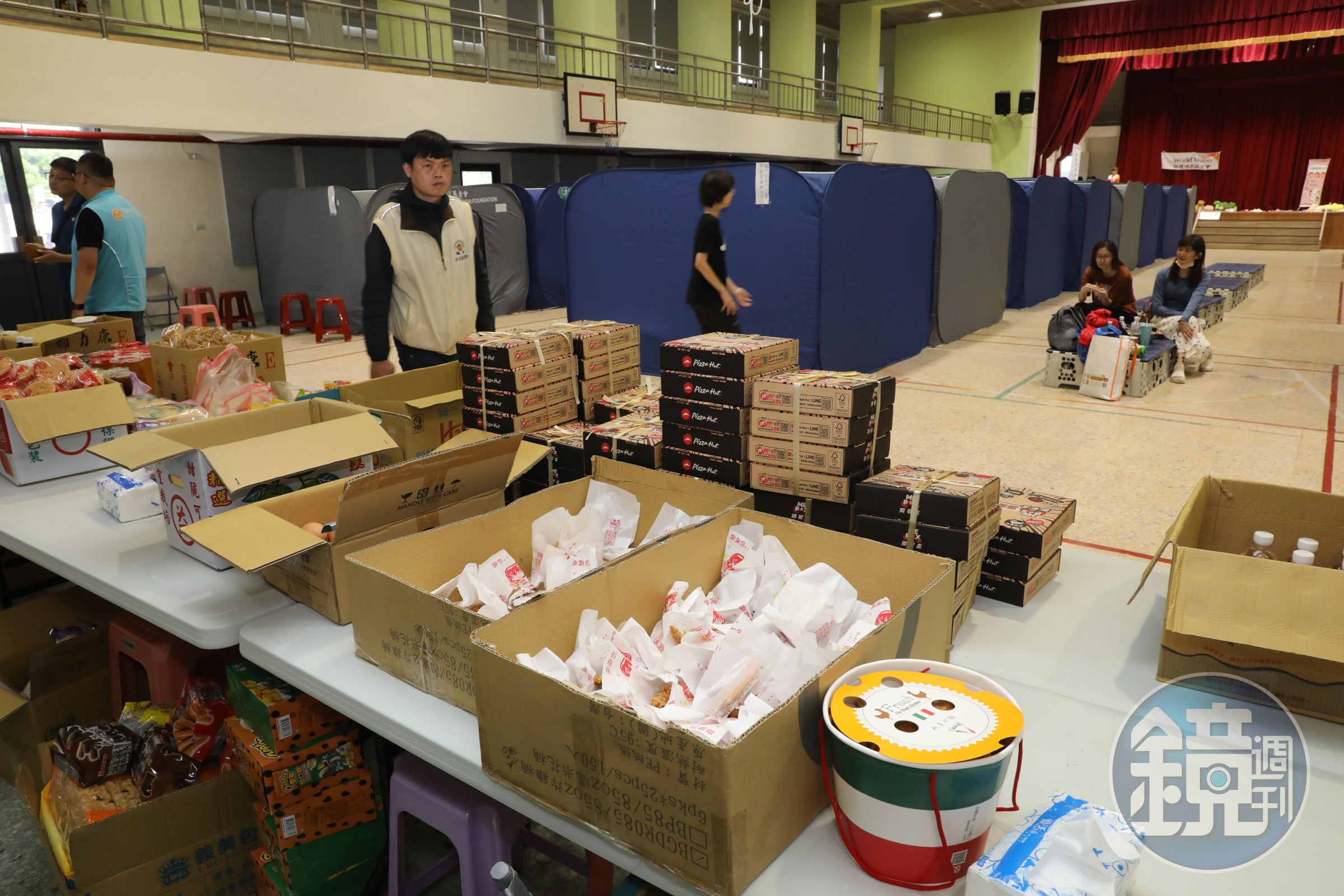 避難所現場還有提供熱食,讓災民充飢。