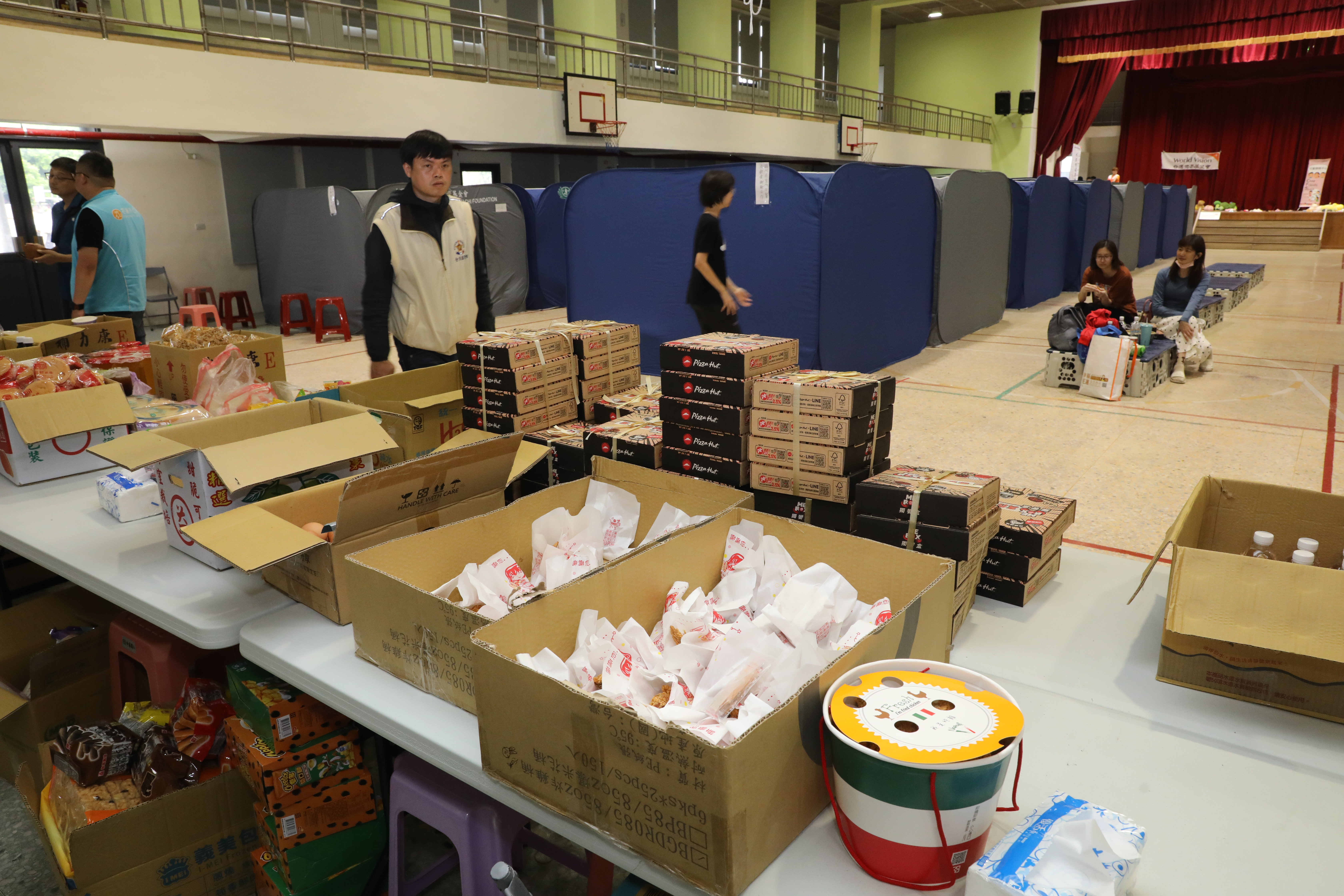 避難所現場還有提供熱食，讓災民充飢。