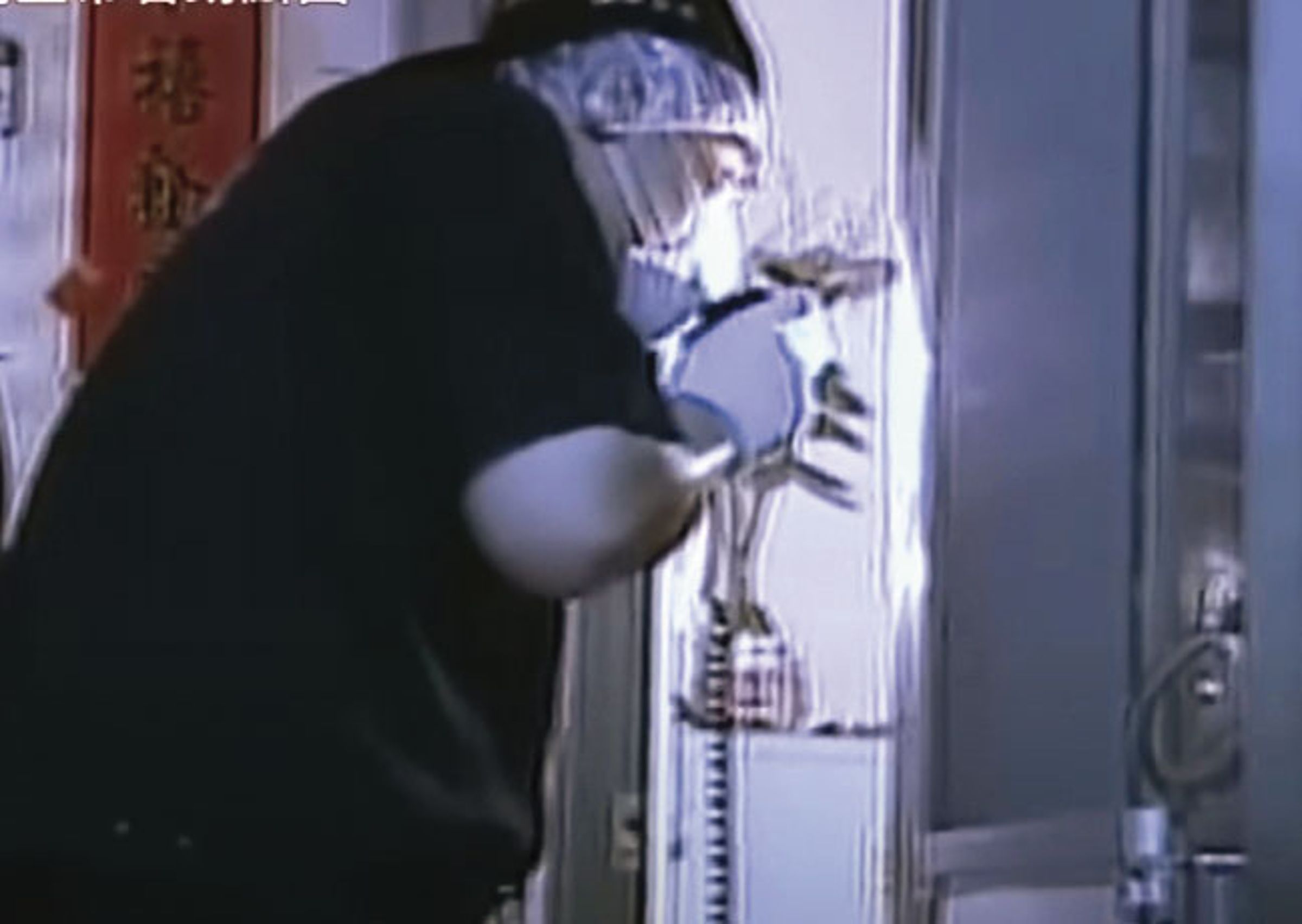鑑識人員案發後到現場採集相關跡證,尋獲一枚血指紋與保險套。(東森新聞提供)