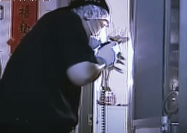 鑑識人員案發後到現場採集相關跡證，尋獲一枚血指紋與保險套。（東森新聞提供）