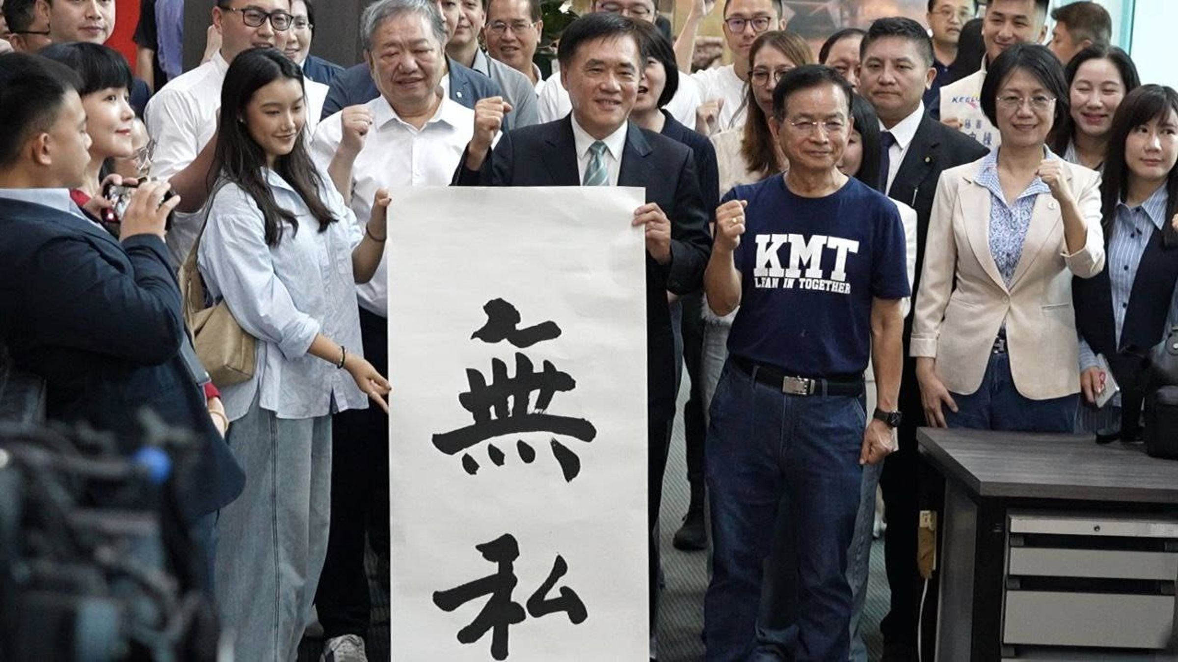 葉喆榛19日也陪郝龍斌一起拿書法展示。(翻攝郝龍斌臉書)