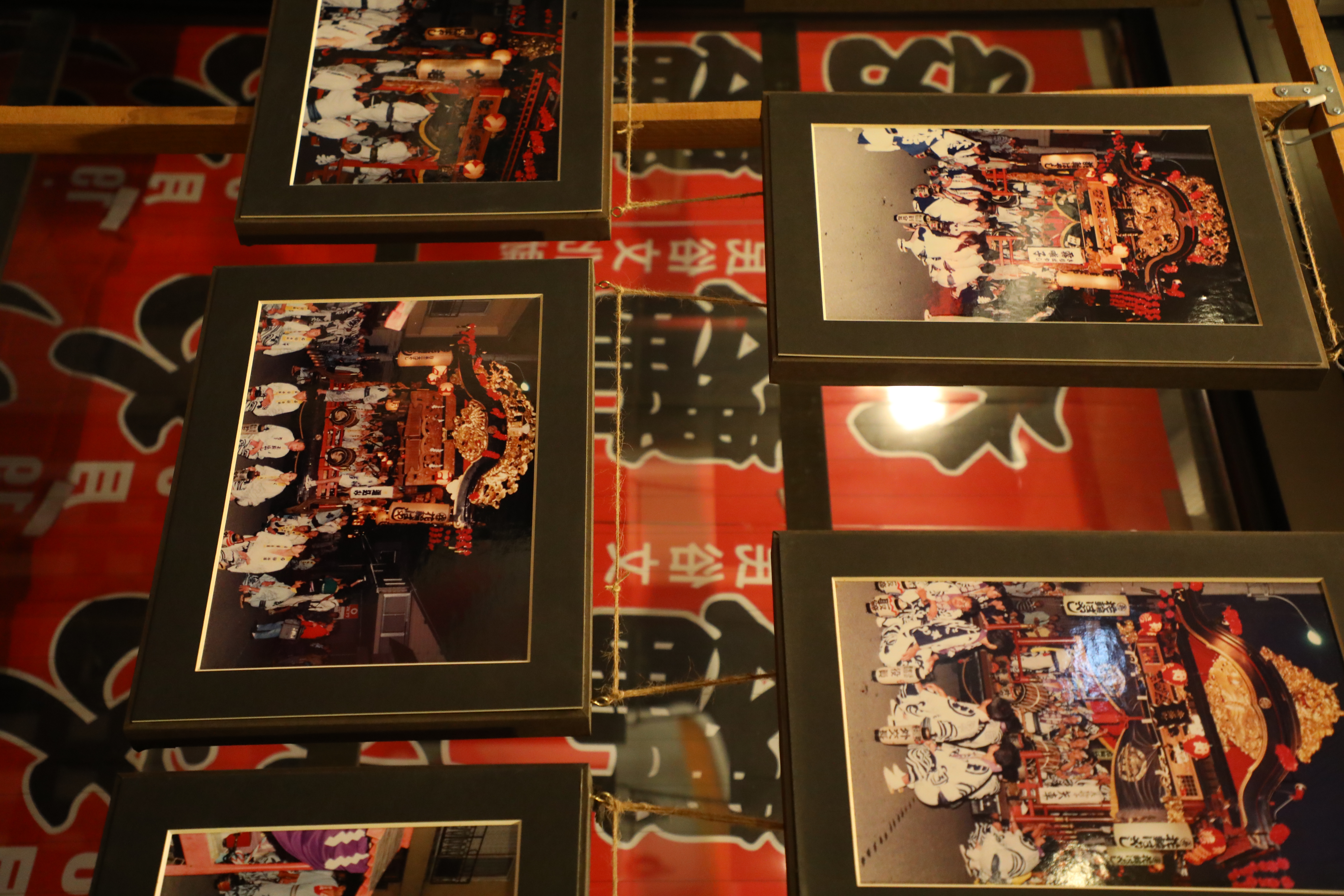 館內展示祭典照片。