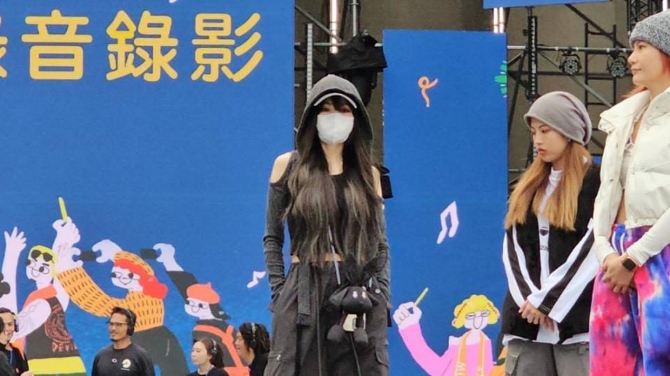 謝金燕全身包緊緊進行彩排。（民視提供）