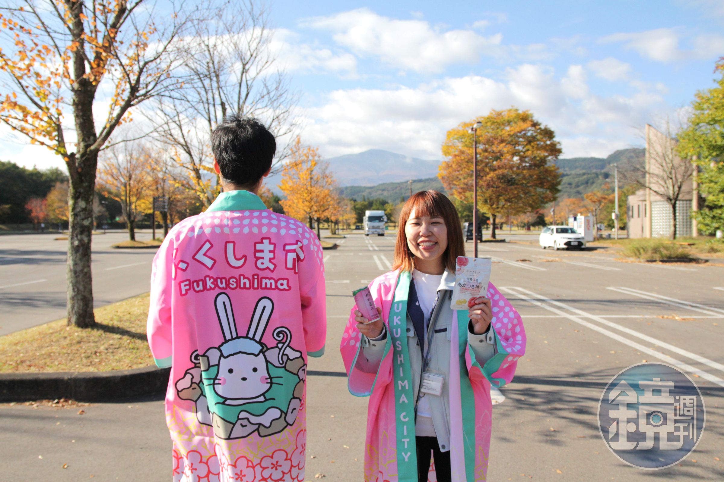 工作人員換上印有福島市吉祥物「蜜桃雪兔」的可愛開襟工作服,並帶來水蜜桃口味的果汁、軟糖等土產。