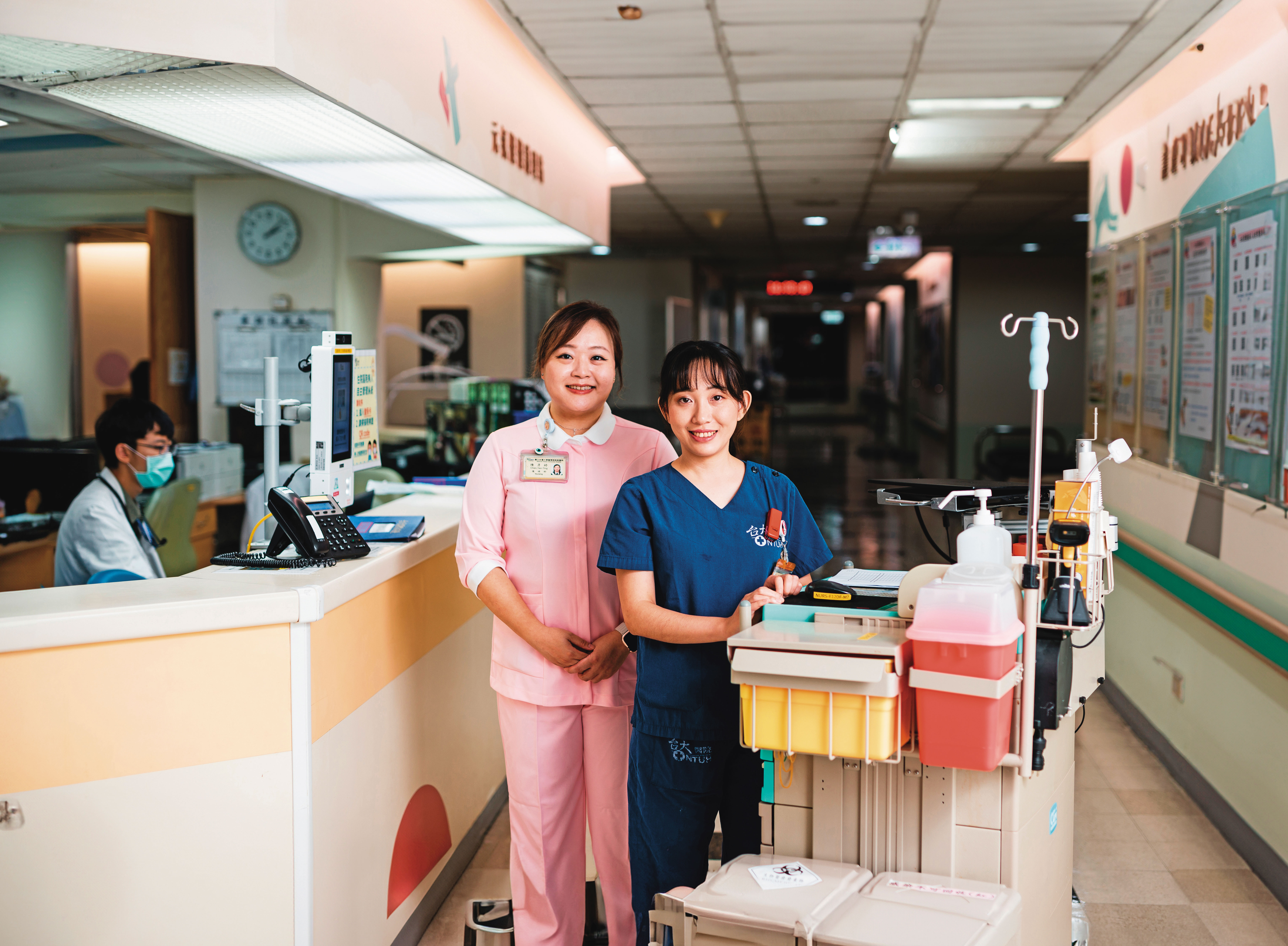 眼庫小組的陳彥婷（左）與血液腫瘤科的李佳栩（右），今年獲選為台大醫院優良護理師。