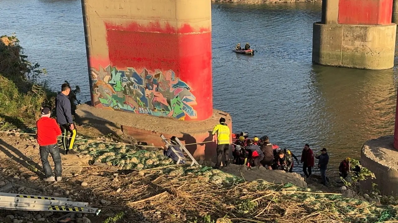 19歲張姓替代役昨晚於城林橋墜溪，今日遺體被尋獲。（翻攝畫面）