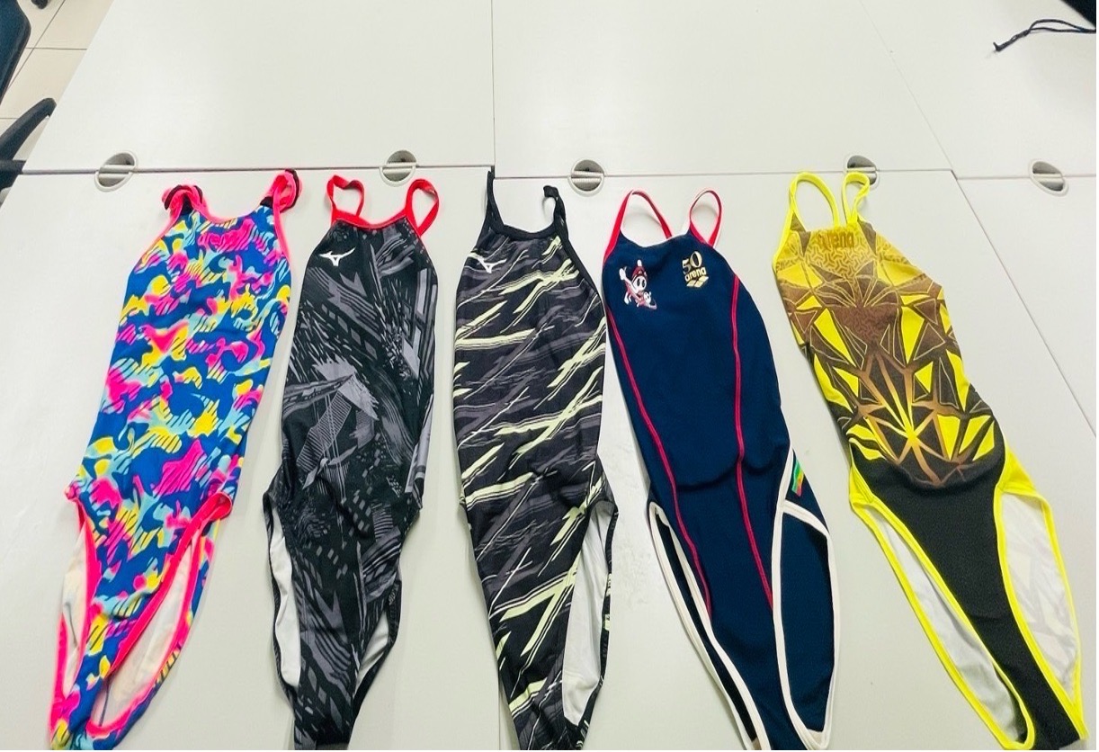 黃男潛入全中運場館內偷走5件女選手泳衣。（翻攝畫面）