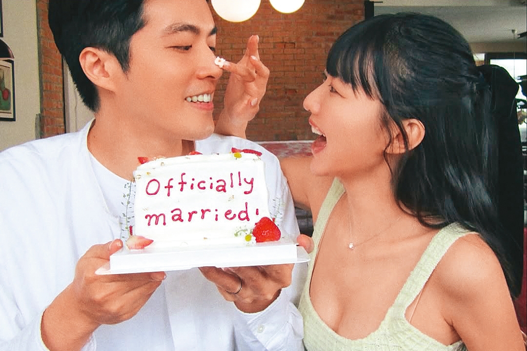 簡廷芮妹妹簡廷倪(右)去年10月結婚,老公(左)成為簡爸新寵。(翻攝自簡廷倪IG)