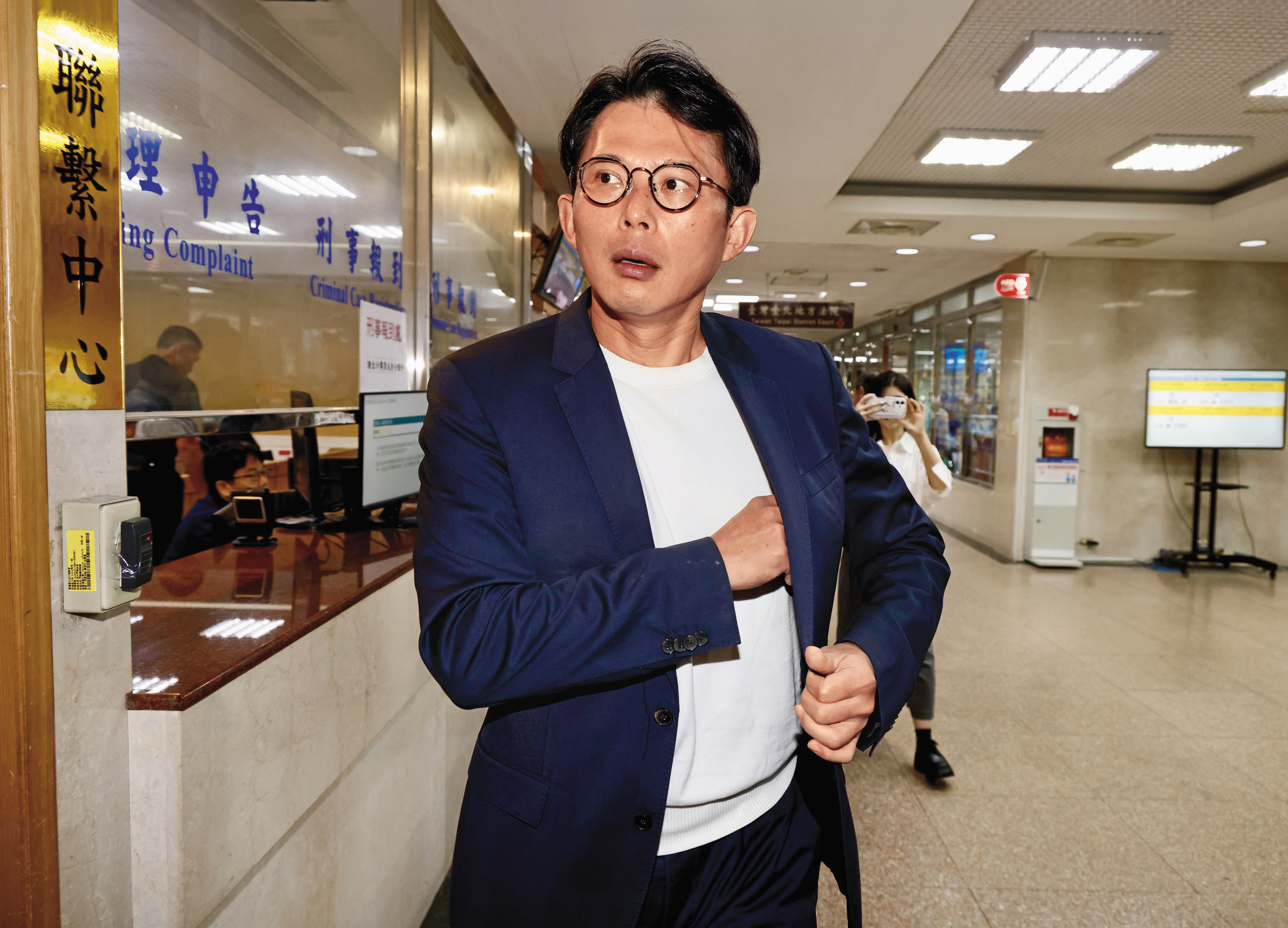 黃國昌涉利用人頭成立凱思國際，豢養狗仔跟監政敵及收賄，近日首遭檢方傳訊。